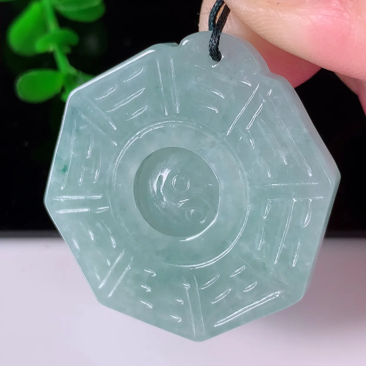 自然光实拍，冰润飘花翡翠招财八卦吊坠，翠色灵动，佩戴效果时尚出众，尽显气质，玉质细腻，美感十足。#46.28