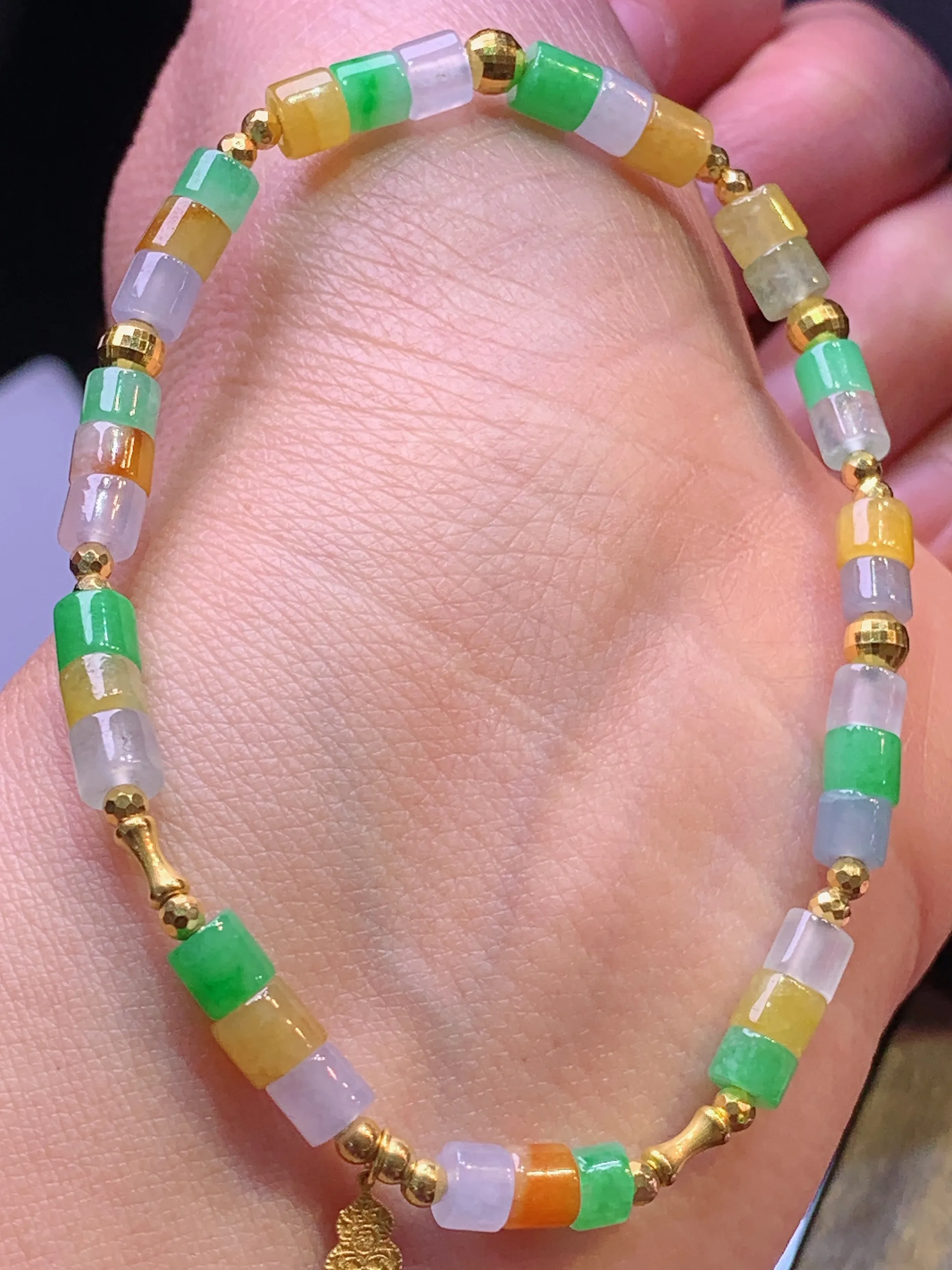 18k金镶嵌多彩路路通手链 玉质细腻 色泽清新艳丽 整体尺寸4.3*3.6