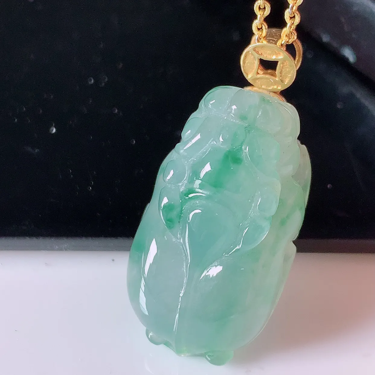 自然光实拍，18K金镶嵌冰飘花翡翠招财貔貅吊坠，民间有“一摸貔貅运程旺盛，再摸貔貅财运滚滚，三摸貔貅平步青云 ”的美好祝愿。#00.28整体27裸石23*13.5*10