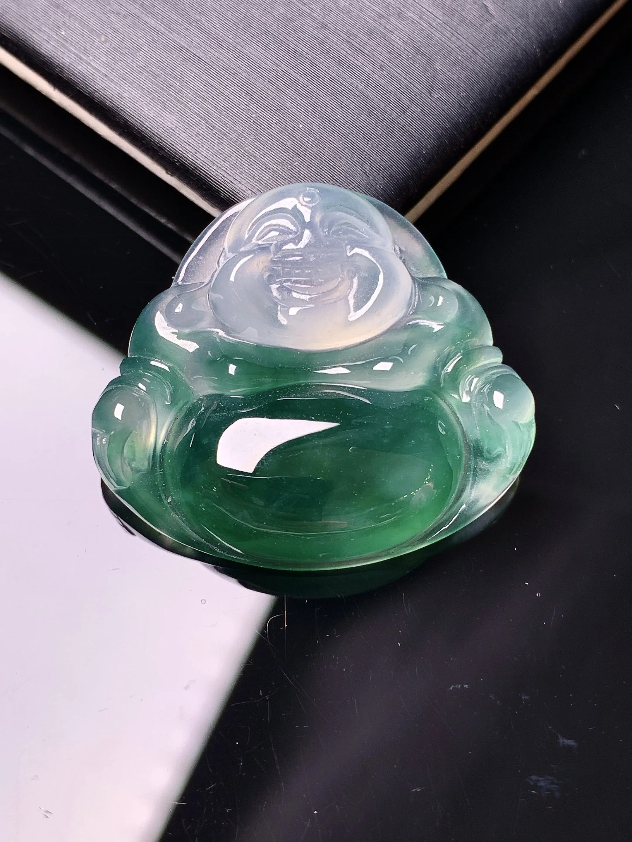 冰种飘绿佛公吊坠 玉质细腻 色泽清新艳丽 整体尺寸25*28*6.2