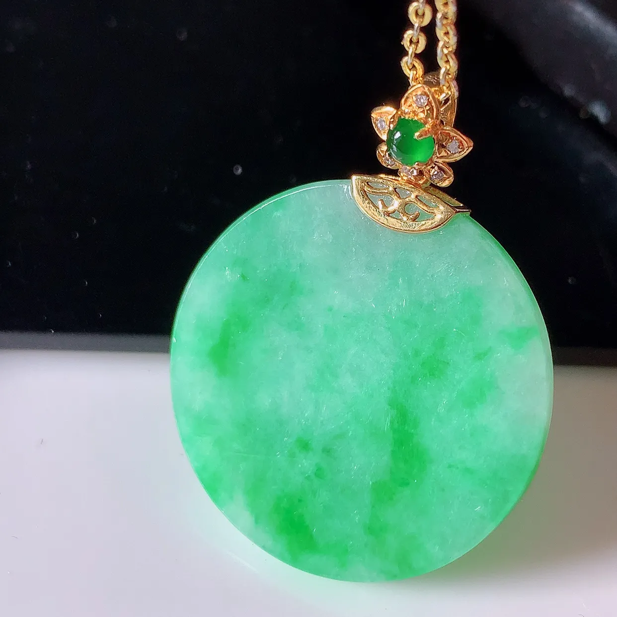 自然光实拍，18K金镶嵌水润飘绿翡翠平安无事牌吊坠，平平安安，无事牌翠色灵动，佩戴平安时尚！#00.