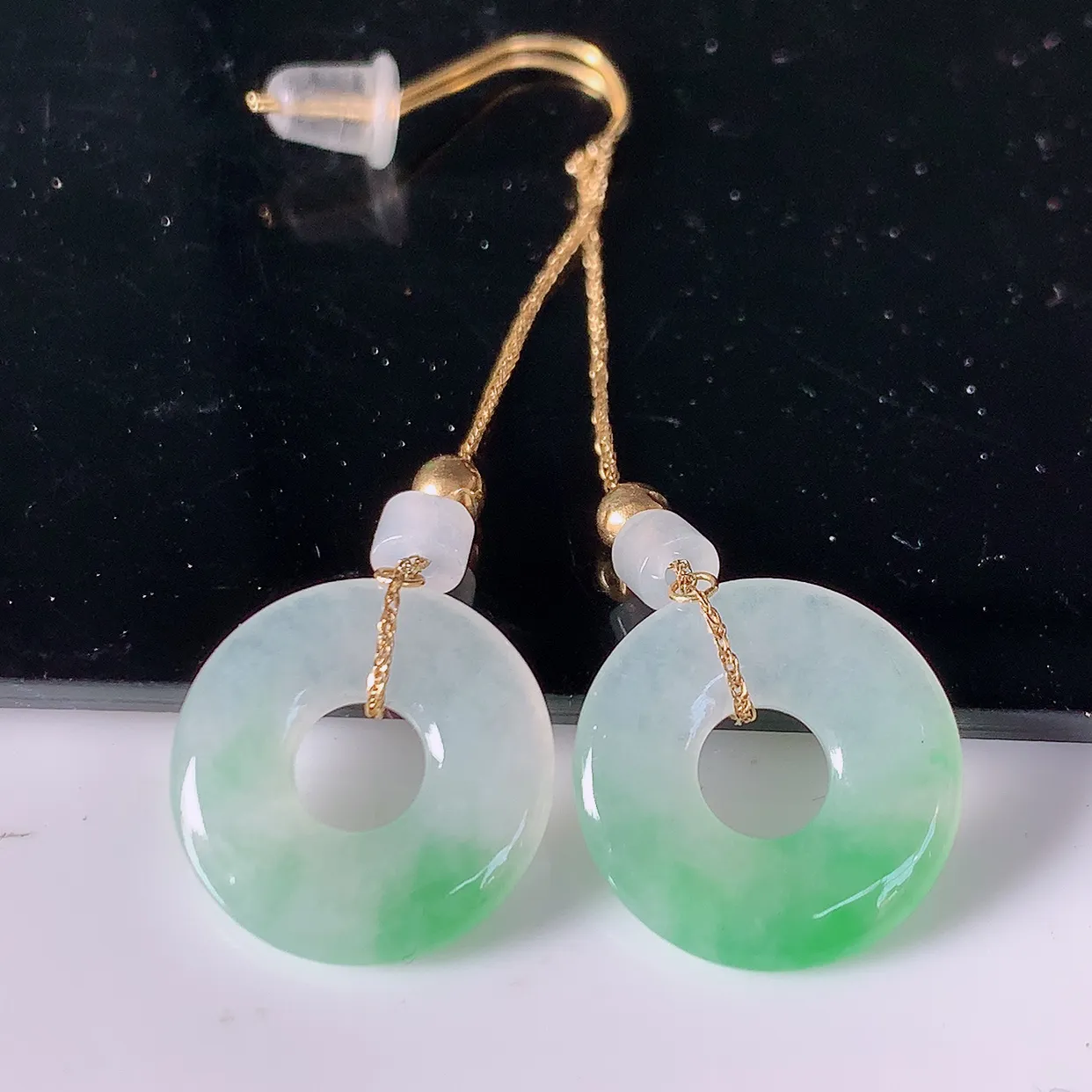 自然光实拍 18k金镶嵌翡翠耳坠，沁人心脾，豪华镶嵌而成，耳坠佩戴效果大气出众，尽显气质。种水好，胶感足，颜相当漂亮，高性价比，值得入手品鉴！#41.28耳坠整体长47.5裸石13.8*2.6