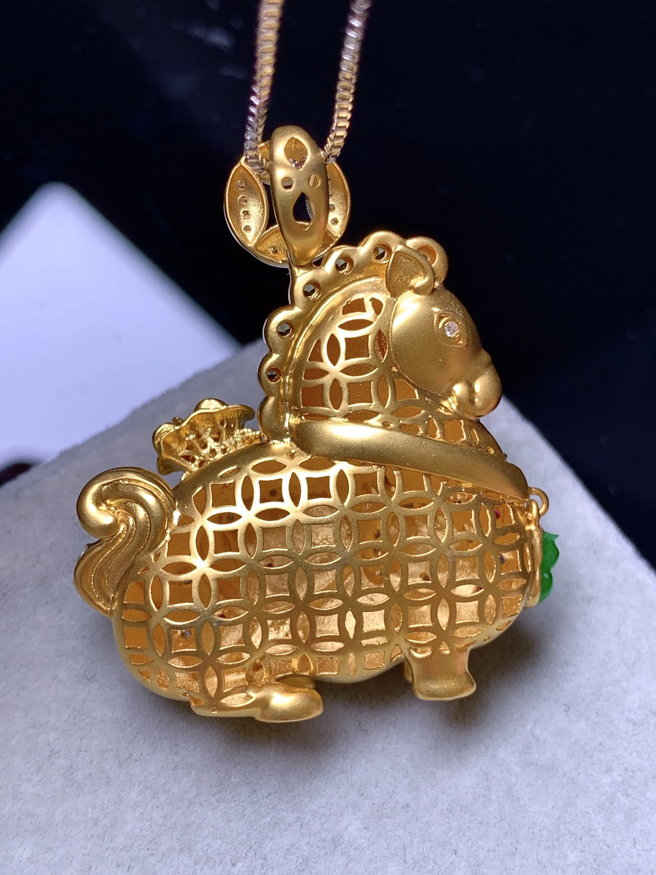 18k金钻镶嵌满绿多宝唐马吊坠 玉质细腻 色泽清新艳丽 整体尺寸35*29.6*13.3