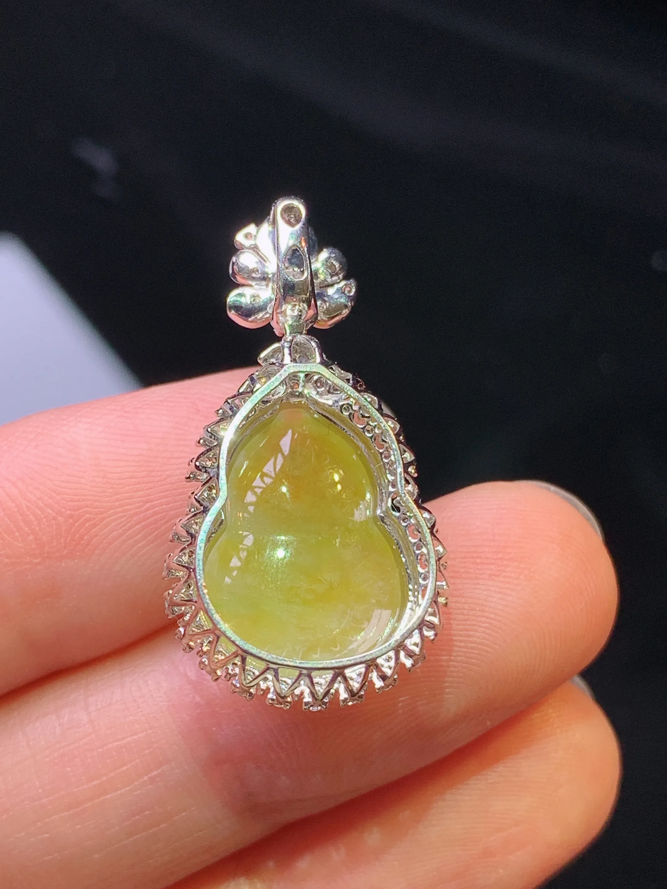 18k金钻镶嵌黄翡葫芦吊坠 玉质细腻 色泽清新艳丽 整体尺寸29.5*15.3*10.8