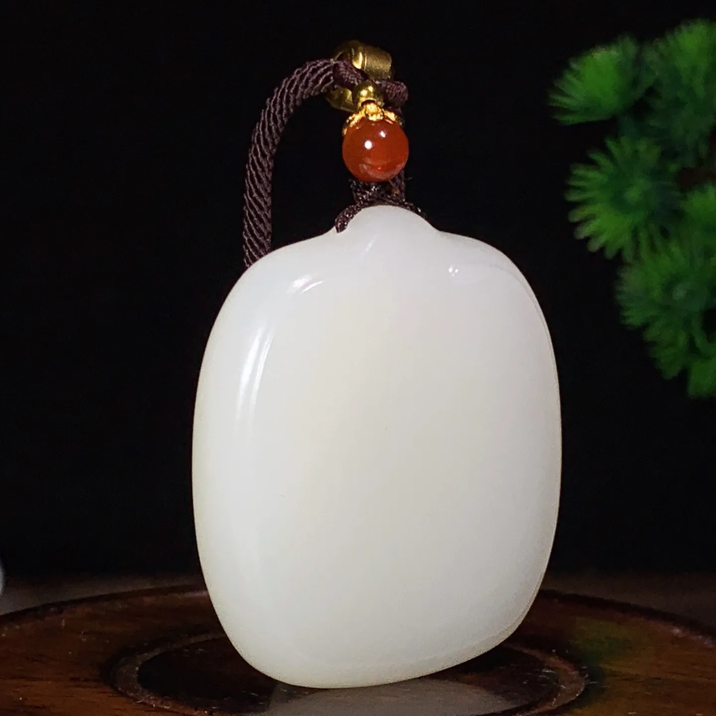 新疆和田玉羊脂白平安无事牌挂件 尺寸46/41/11重50.4克。玉质细腻油润。手推出油。佩戴高端典