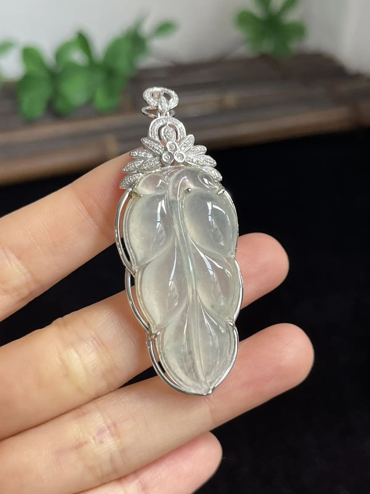 翡翠冰种白色叶子，印记：G18K,伴钻石