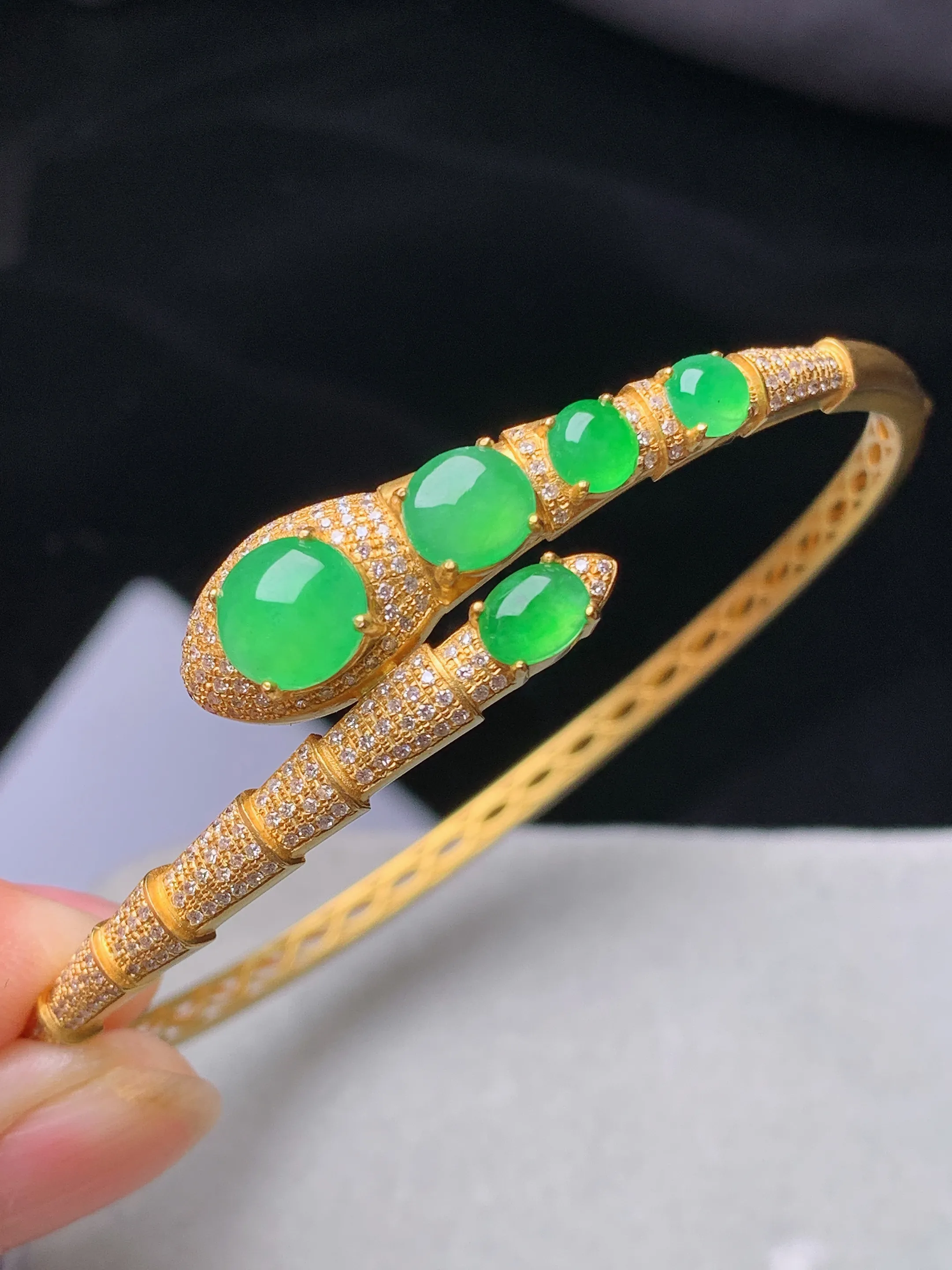 18k金钻镶嵌满绿蛋面手镯 玉质细腻 色泽清新艳丽 圈口58.6 裸石尺寸7*3