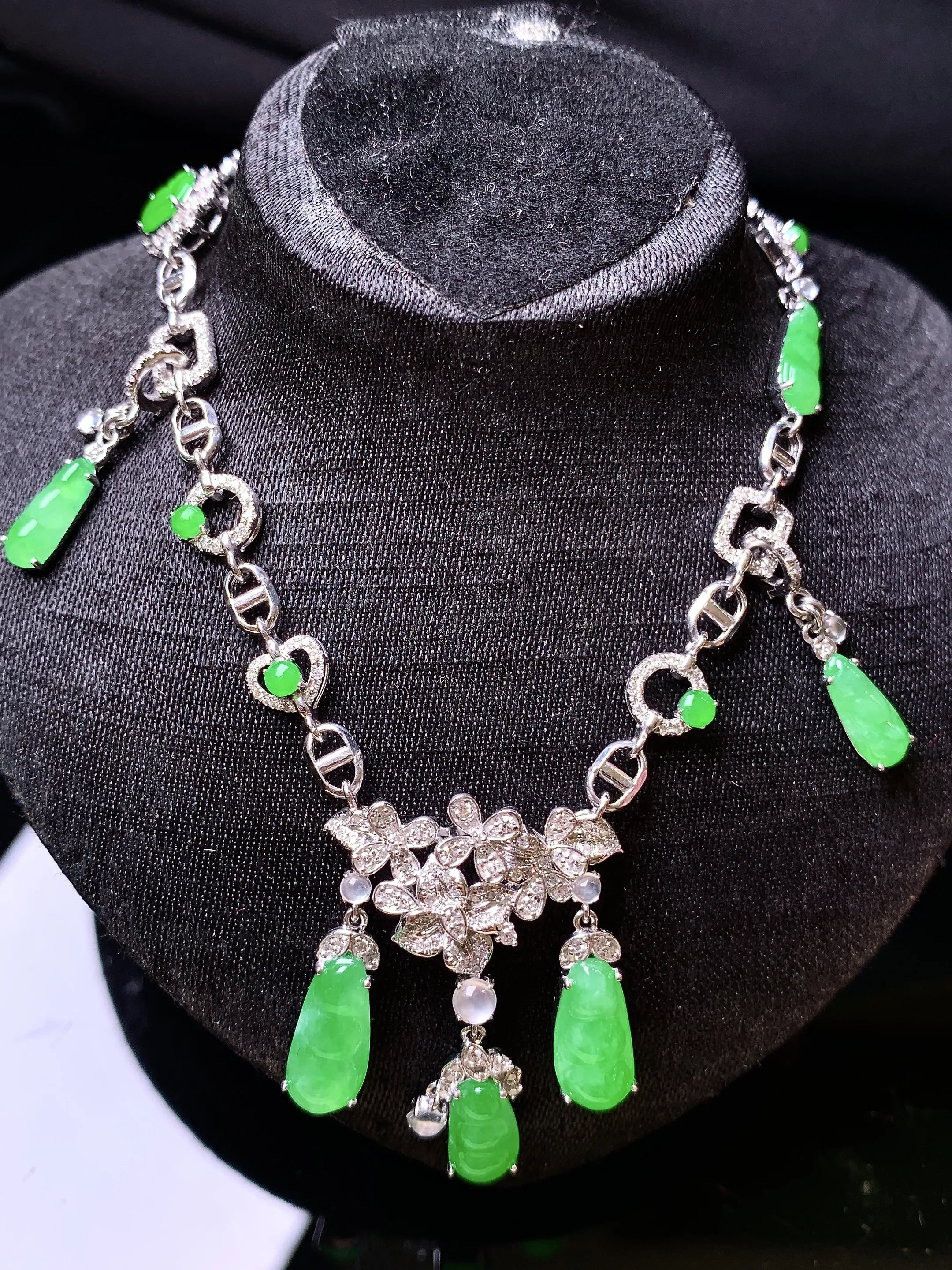 18k金钻镶嵌翠绿四季豆锁骨项链吊坠两用款 玉质细腻 色泽清新艳丽 整体尺寸11*5.6*2.5