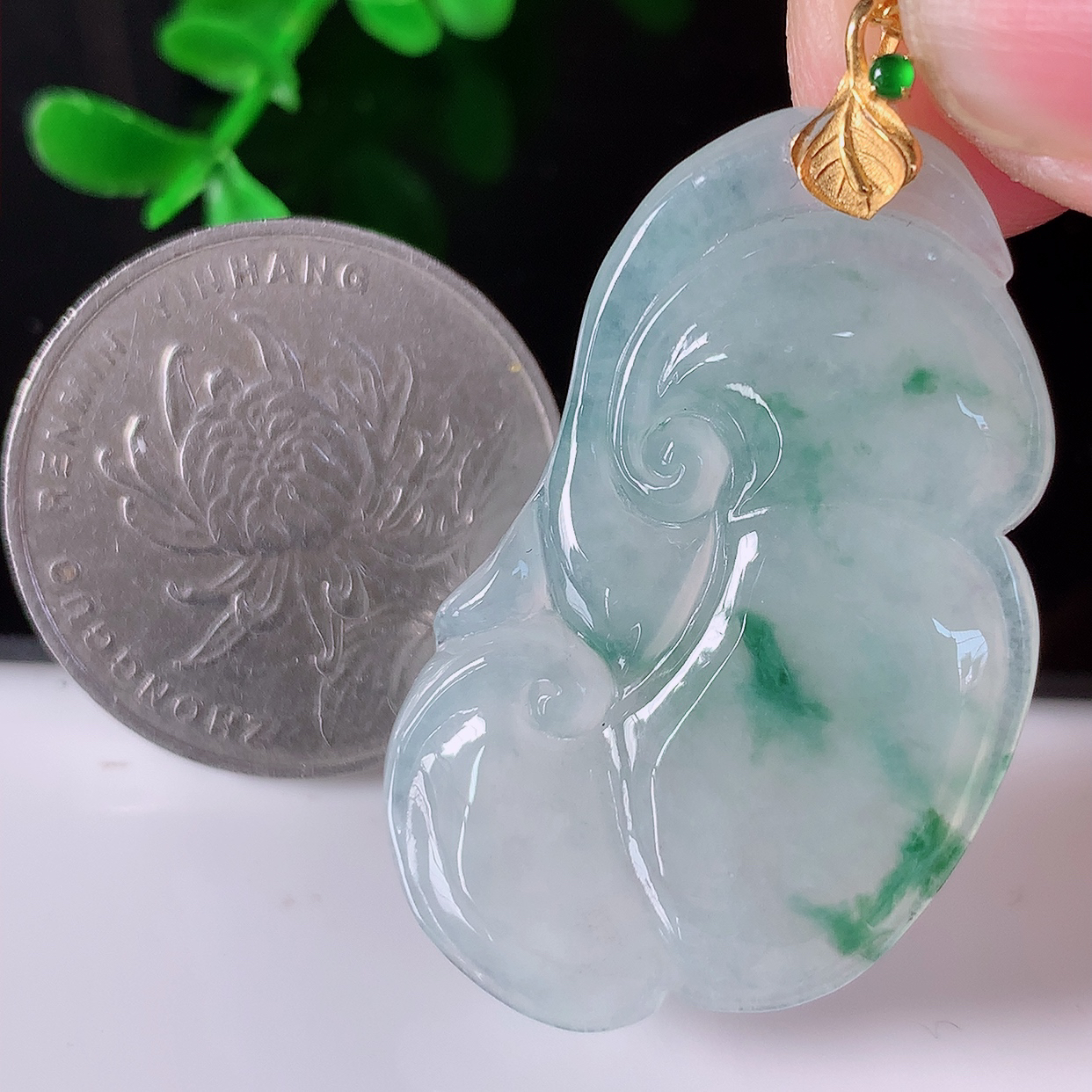 自然光实拍，18k金镶嵌冰种飘花翡翠如意吊坠，寓意顺心如意，事事如意，吉祥如意，细腻饱满，色泽鲜艳，称心如意佩戴优雅时尚！#41.28整体40.5裸石36*21*4.5