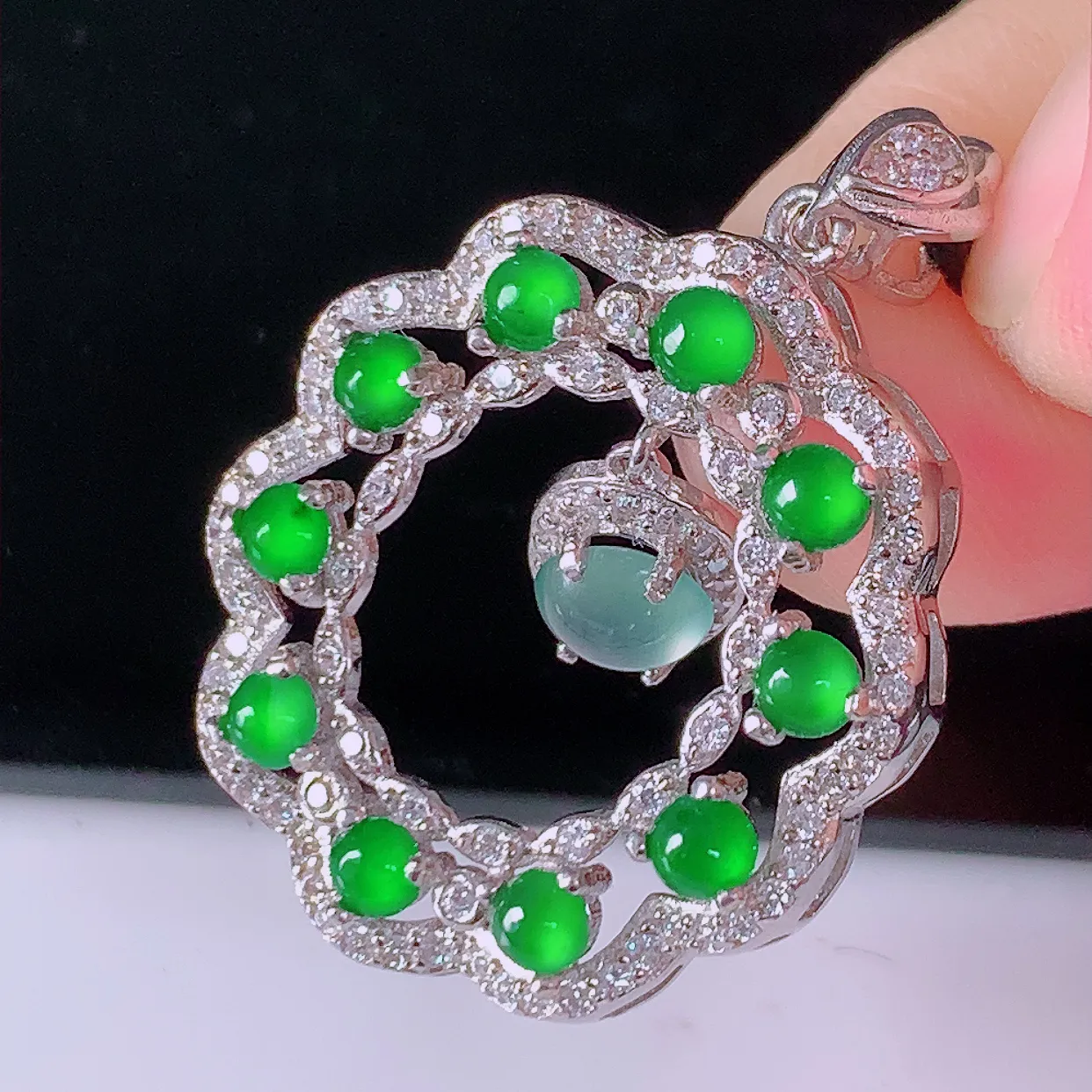 冰透满绿翡翠925银镶嵌吊坠，自然光实拍，翠色灵动，颜色漂亮，种老水足，品相佳，佩戴佳品！#97.28整体32*22.5*5.5裸石2.6*2.6