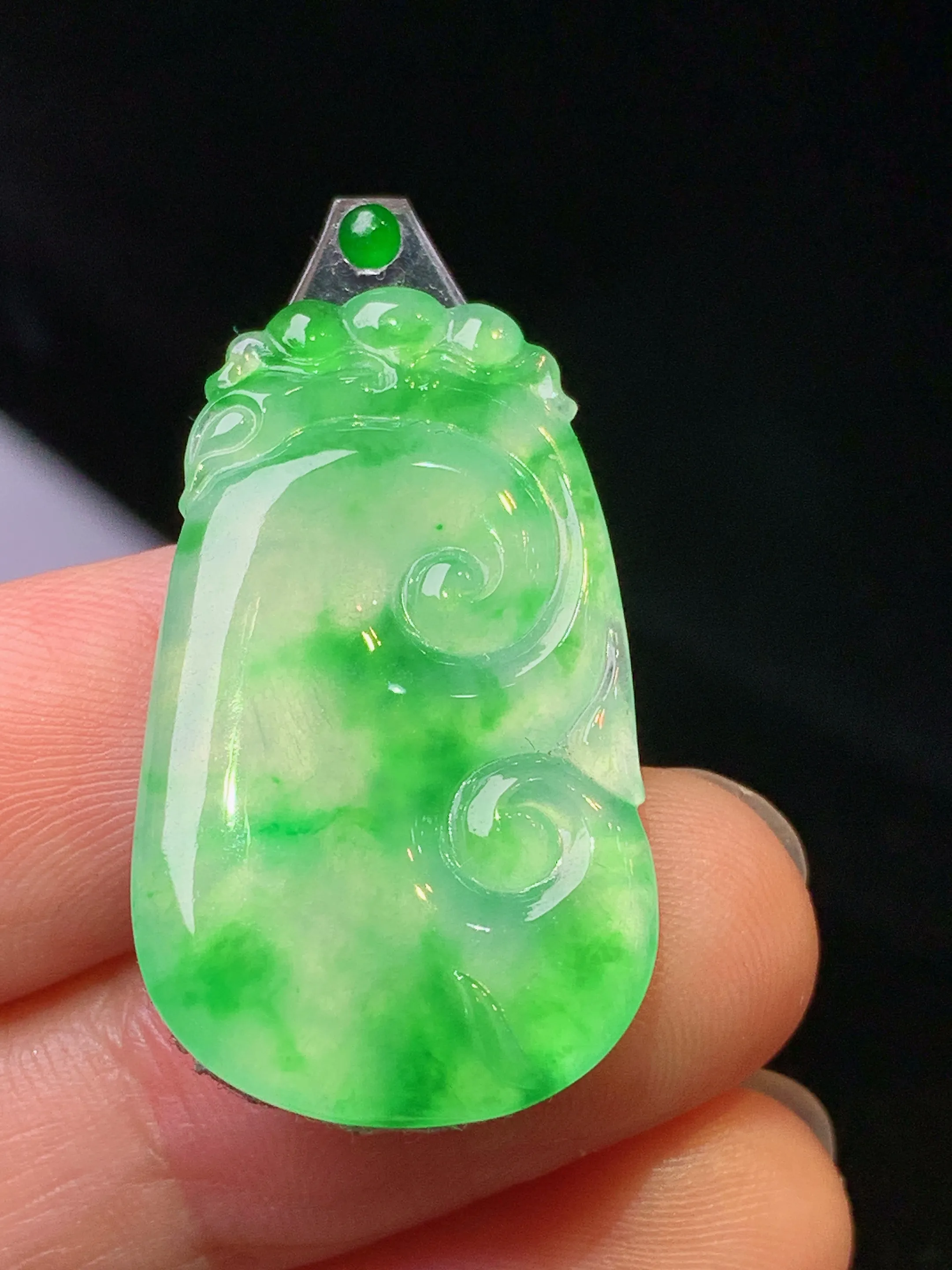 翠绿如意吊坠 玉质细腻 色泽清新艳丽 整体尺寸30.2*17.5*2.5