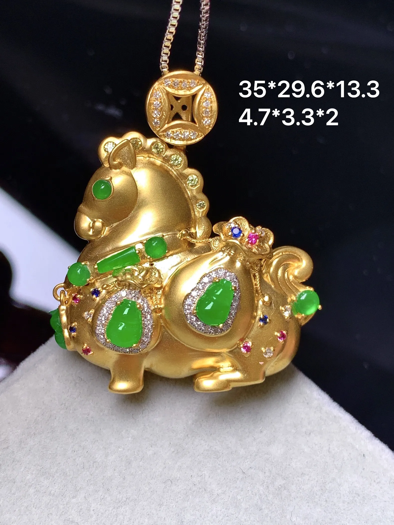 18k金钻镶嵌满绿多宝唐马吊坠 玉质细腻 色泽清新艳丽 整体尺寸35*29.6*13.3
