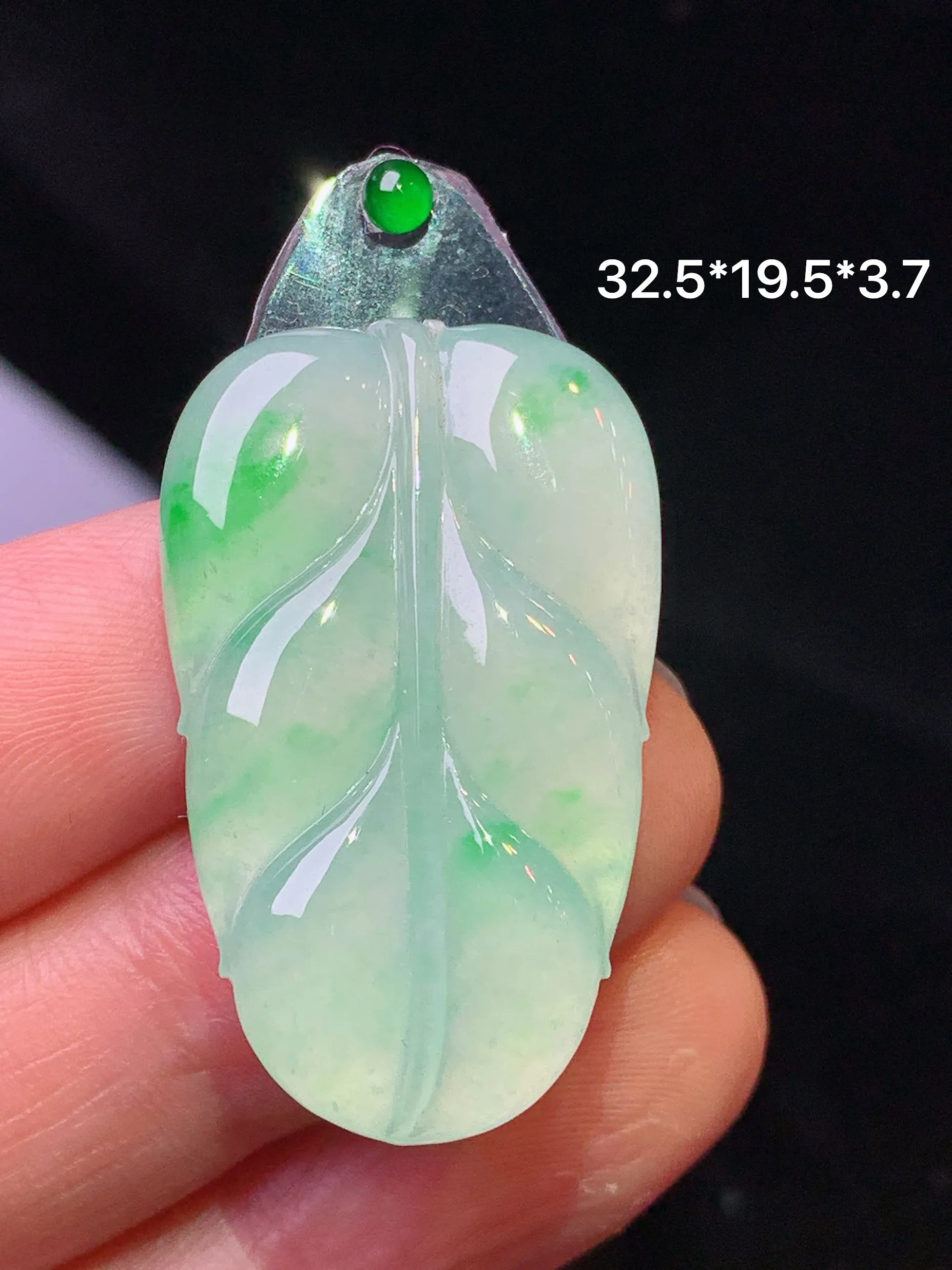 镶嵌款 飘绿树叶吊坠 玉质细腻 色泽清新艳丽 整体尺寸32.5*19.5*3.7