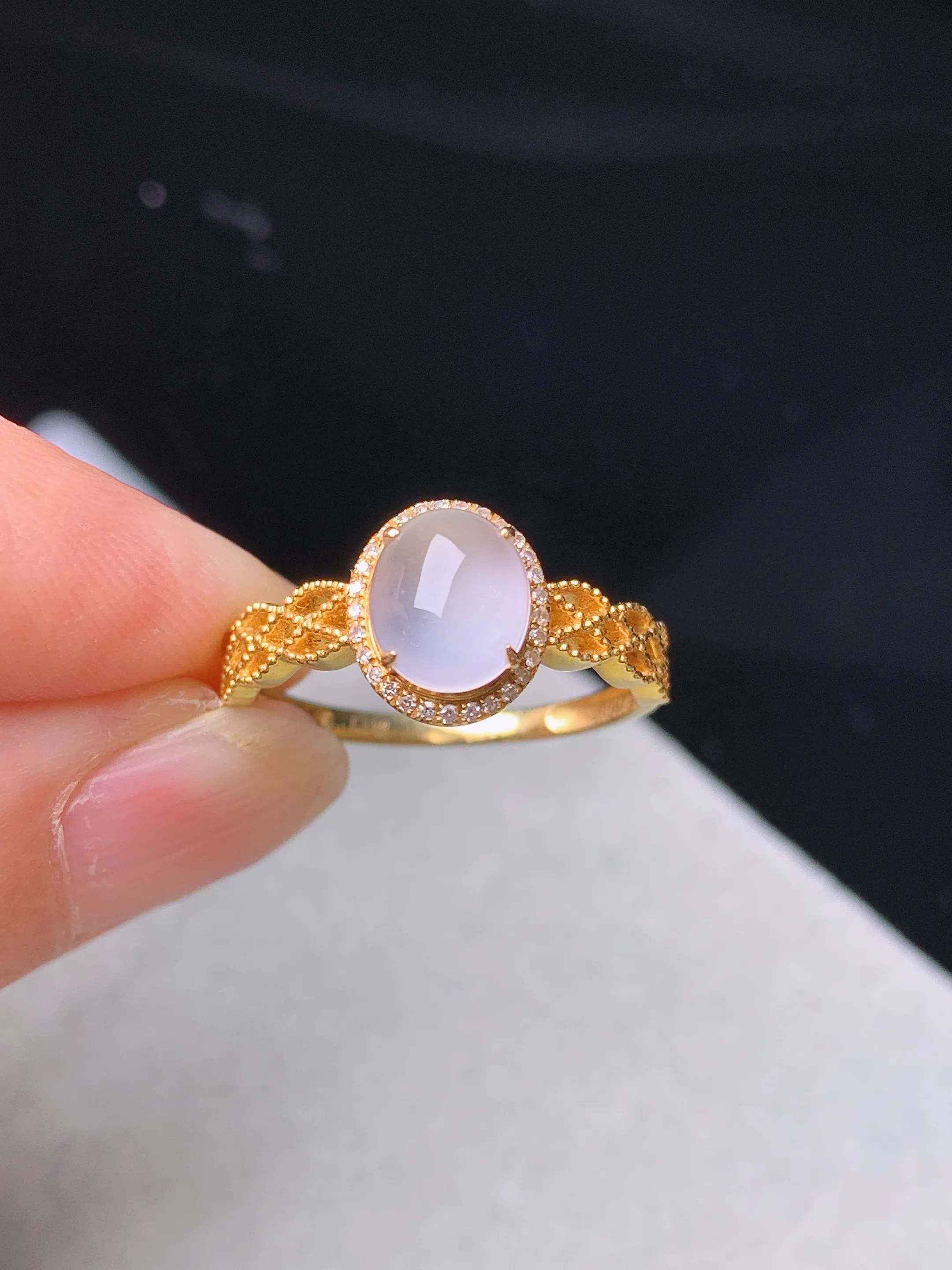 18k金钻镶嵌冰种蛋面戒指 玉质细腻 色泽清新艳丽 圈口13.5 整体尺寸 9.2*8*5.2