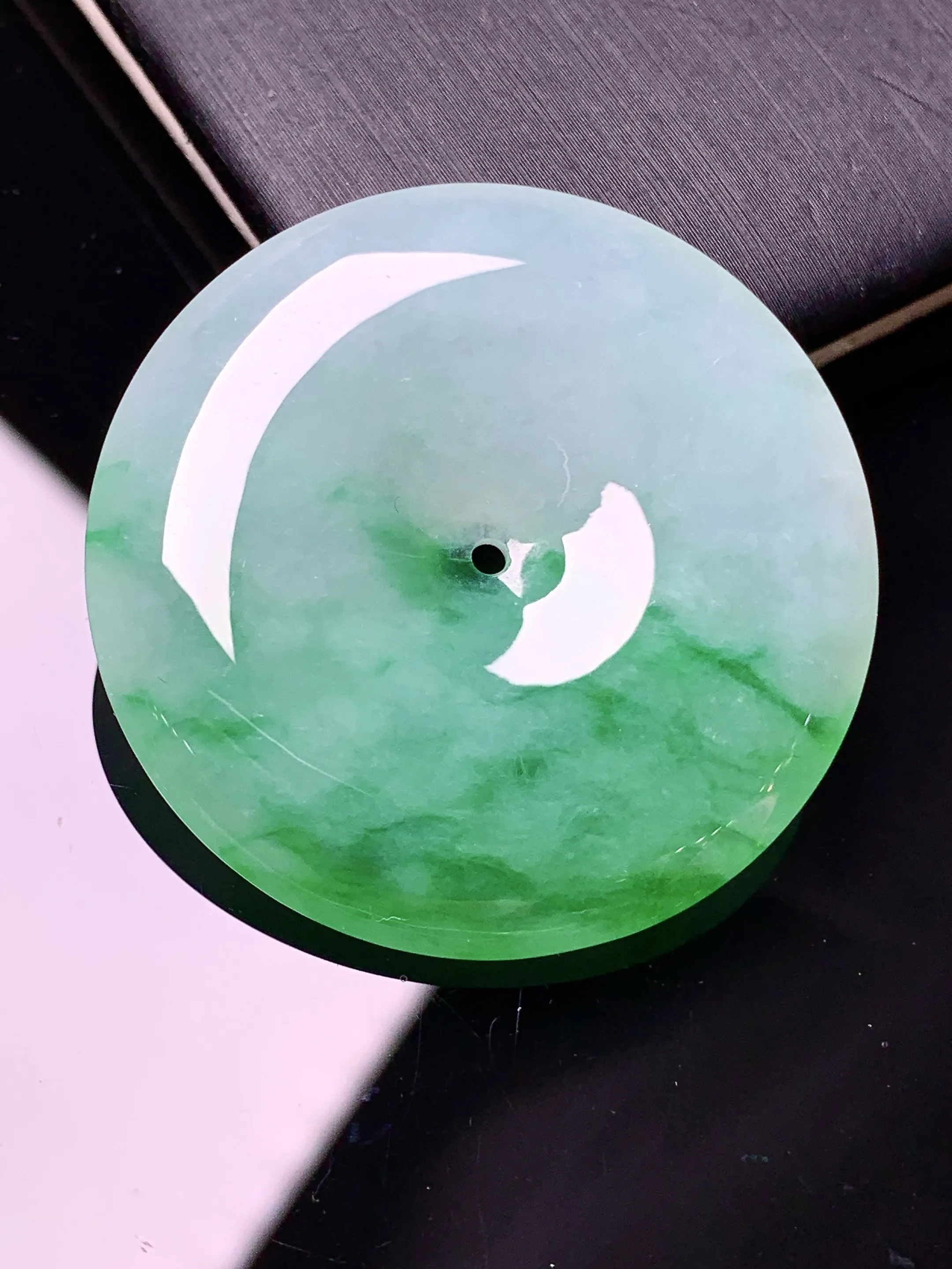 飘绿平安扣吊坠 玉质细腻 色泽清新艳丽 整体尺寸35*6