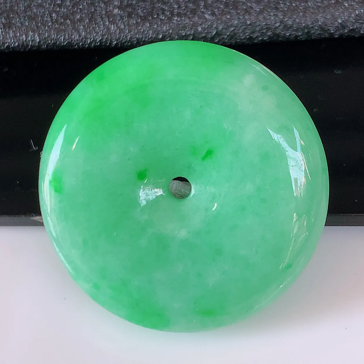 自然光实拍，水润满绿翡翠平安扣吊坠，品相佳，美感十足，寓意平平安安，平安扣佩戴精美时尚！#57.25