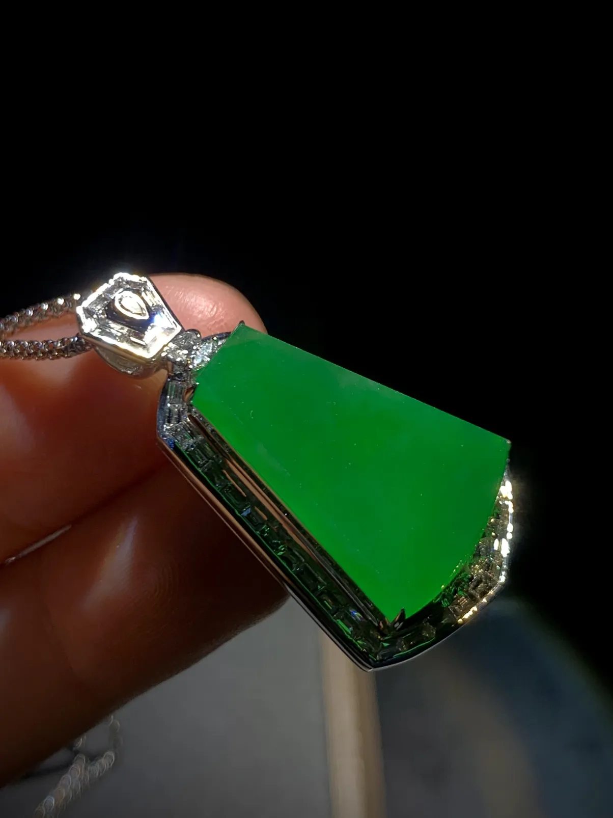 绿无事牌子，裸石22.5-16.5-2.5mm，
整体37-21-9.5mm，9.7g，
18K金，