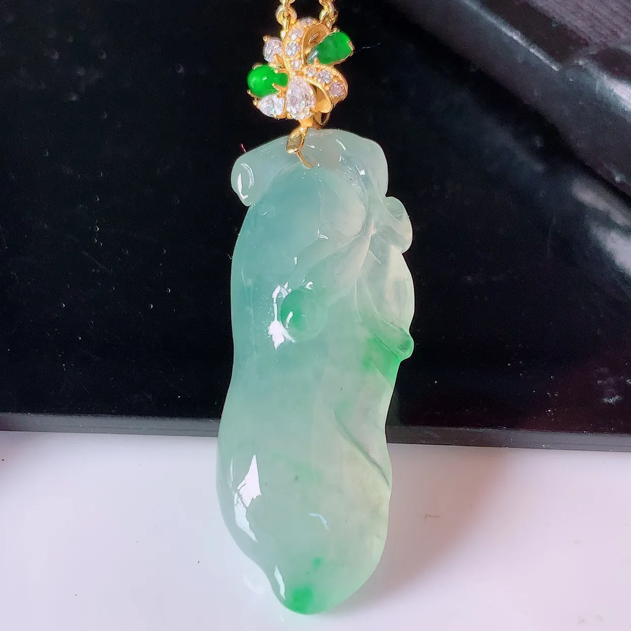 自然光实拍，18K金镶嵌冰种飘绿翡翠招财福瓜吊坠，翡翠福瓜招财瓜，冰润且起胶感，佩戴效果优雅迷人！#42.28整体38.5-裸石30*12-7