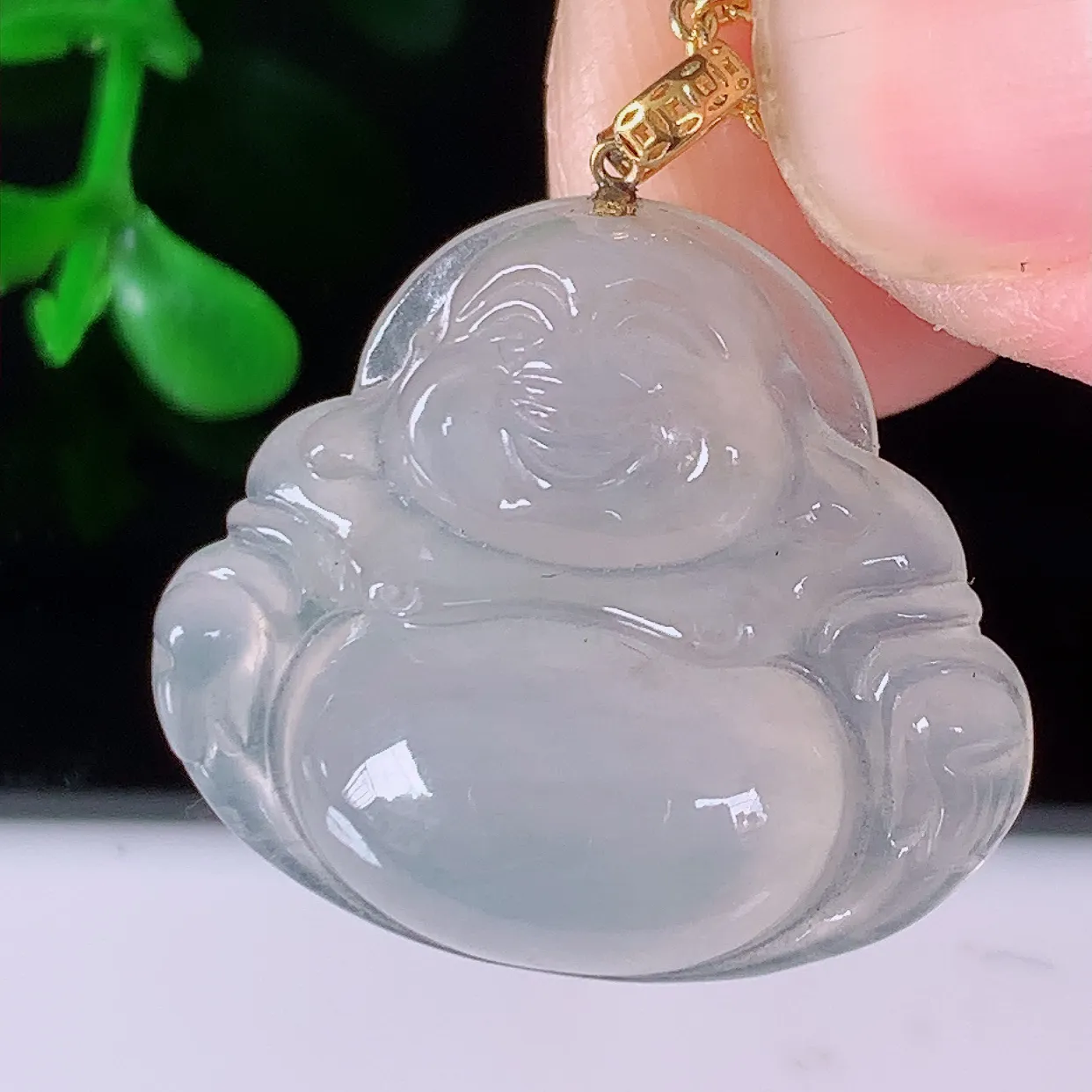 18k金镶嵌冰种佛公翡翠吊坠，款式新颖时尚，日常百搭的款。清秀高雅，佩戴优雅高贵！#1.28