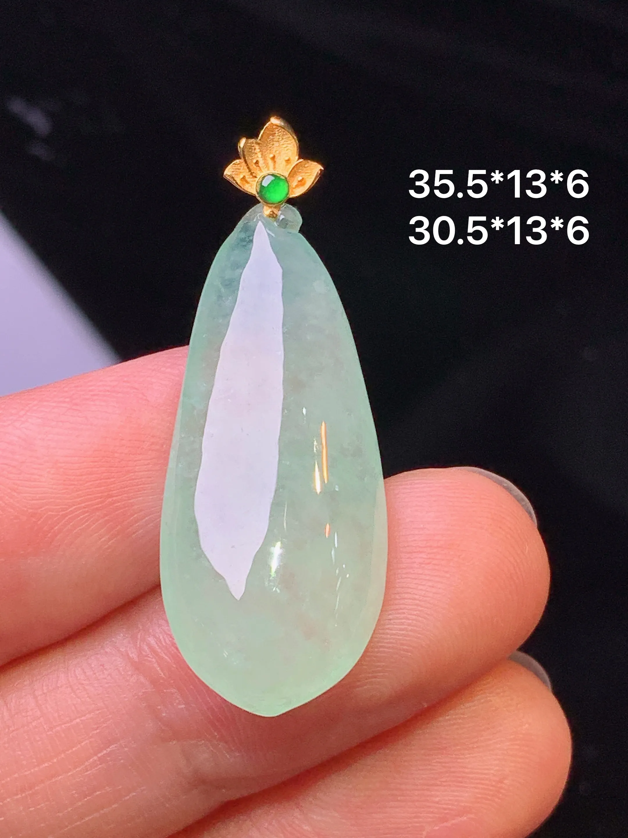 18k金镶嵌冰种福瓜吊坠 玉质细腻 色泽清新艳丽 整体尺寸35.5*13*6