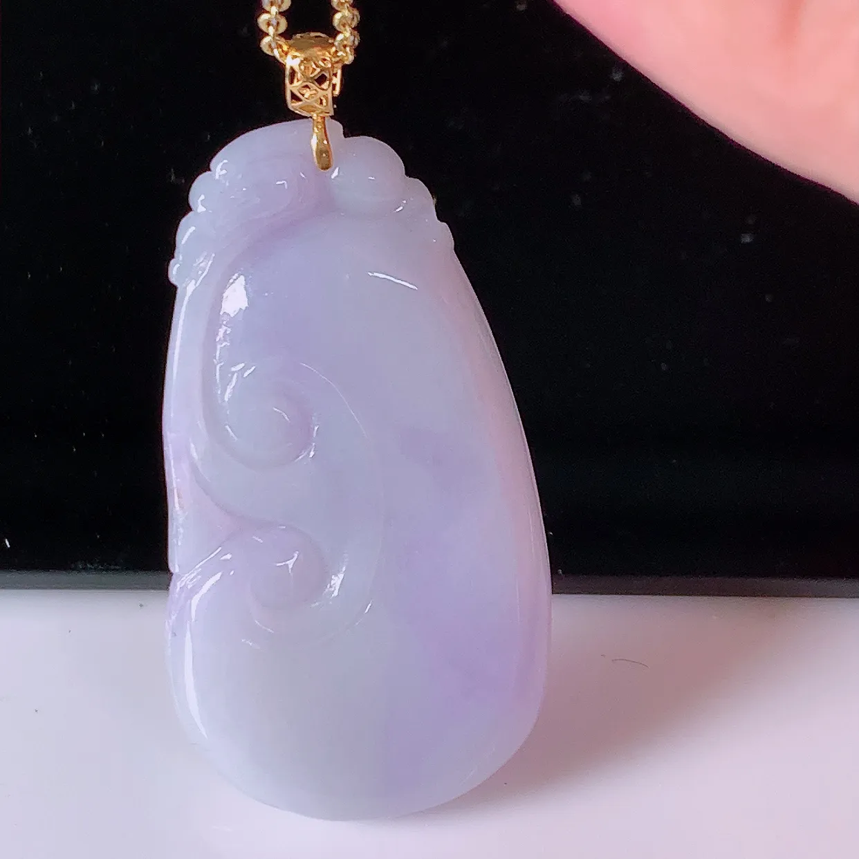 18k金镶嵌冰润紫罗兰翡翠如意吊坠，沁人心脾，精致典雅的设计，为佩戴者，增添色彩，送礼自留都是佳品选择！#1.28