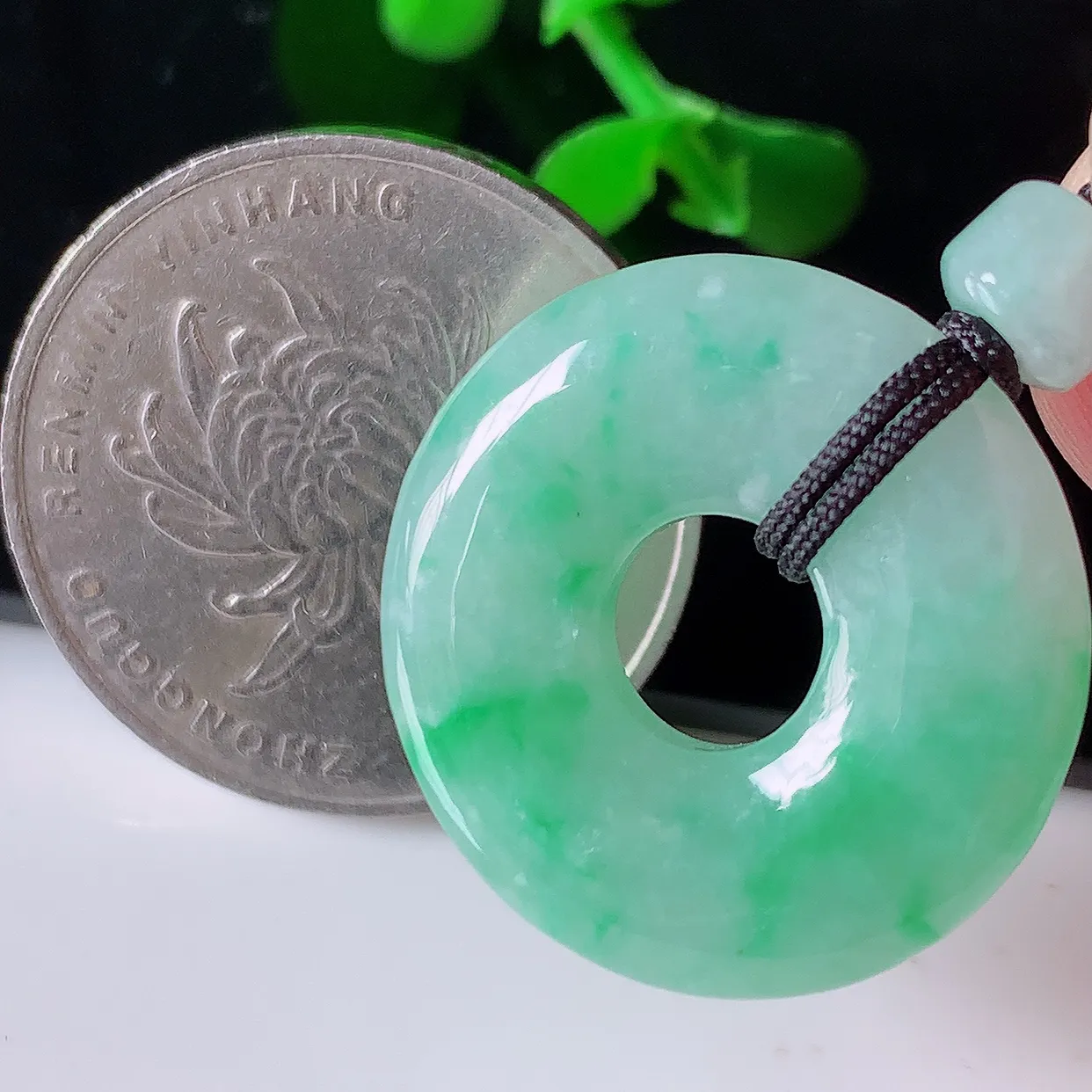 自然光实拍，冰润飘绿翡翠平安扣吊坠，平安是福；冰透，很美的料子，平安扣佩戴优雅迷人！#57.28