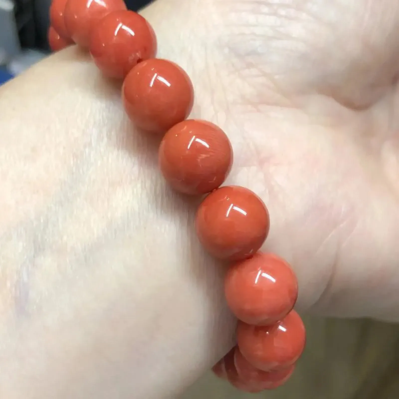 【天然橘红珊瑚10mm大圆珠手串】收藏爱好者提供！意大利产地，沙丁材料，橘红色，光泽柔润透亮，直径约为9.8-9.1mm左右，重量23.95克。珊瑚本为佛教珍宝，来自深海千年生长，属于有机宝石，气场强大，珍贵！每粒均为天然无添加无修补！收藏精品！传承宝贝！男女皆可佩戴！