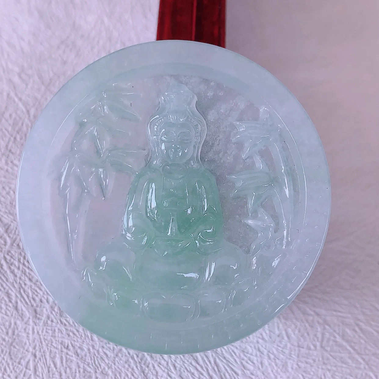 自然光实拍，冰种飘花翡翠观音菩萨吊坠，赐福观音，玉润通透，慈祥端庄！#46.25