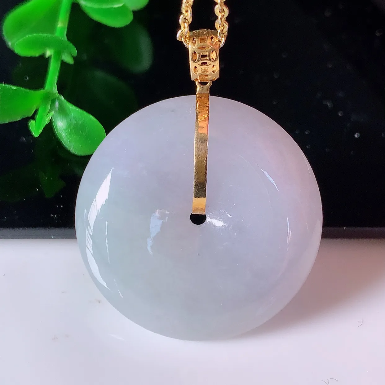 自然光实拍，18K金镶嵌紫罗兰翡翠平安扣吊坠，玉扣，冰润光泽，寓意平平安安，平安扣佩戴时尚漂亮！#41.28整体31-25-6.6裸石25-25