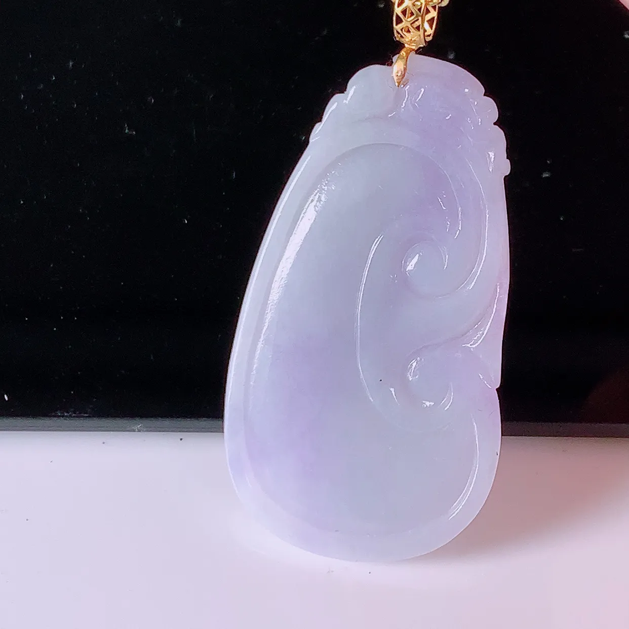 18k金镶嵌冰润紫罗兰翡翠如意吊坠，沁人心脾，精致典雅的设计，为佩戴者，增添色彩，送礼自留都是佳品选择！#1.28