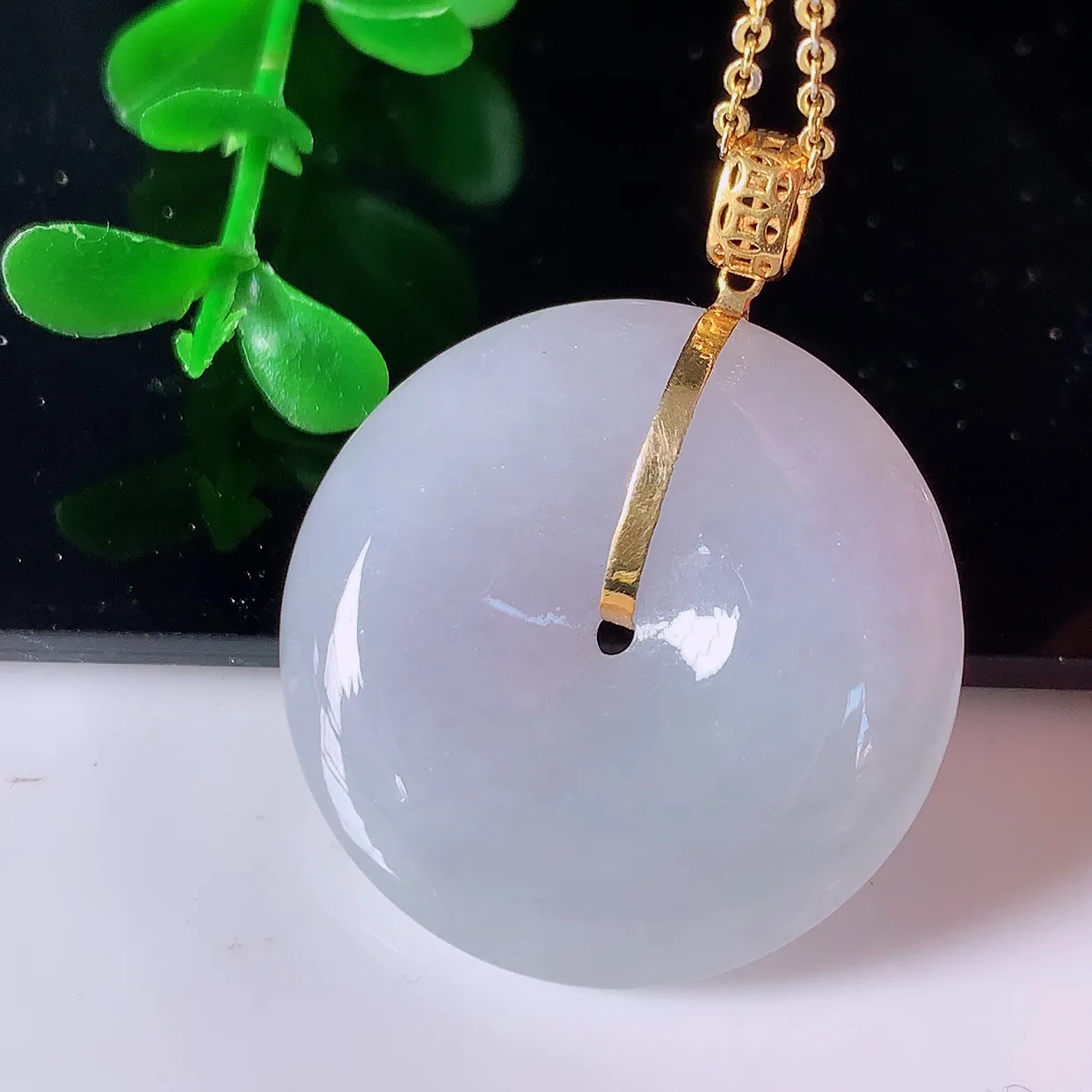 自然光实拍，18K金镶嵌紫罗兰翡翠平安扣吊坠，玉扣，冰润光泽，寓意平平安安，平安扣佩戴时尚漂亮！#41.28整体31-25-6.6裸石25-25