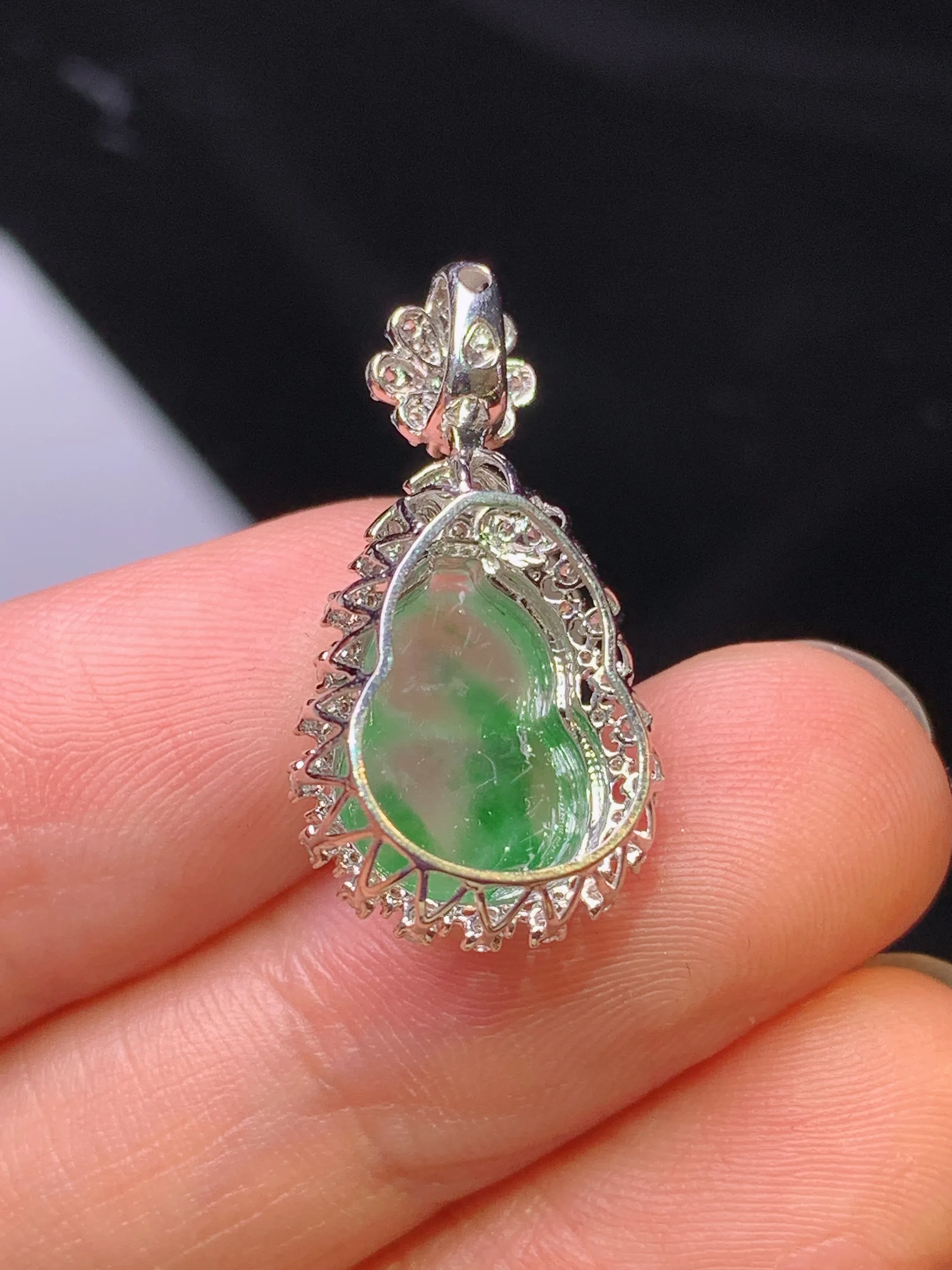 18k金钻镶嵌冰种飘绿葫芦吊坠 玉质细腻 色泽清新艳丽 整体尺寸24.8*12.8*9.8