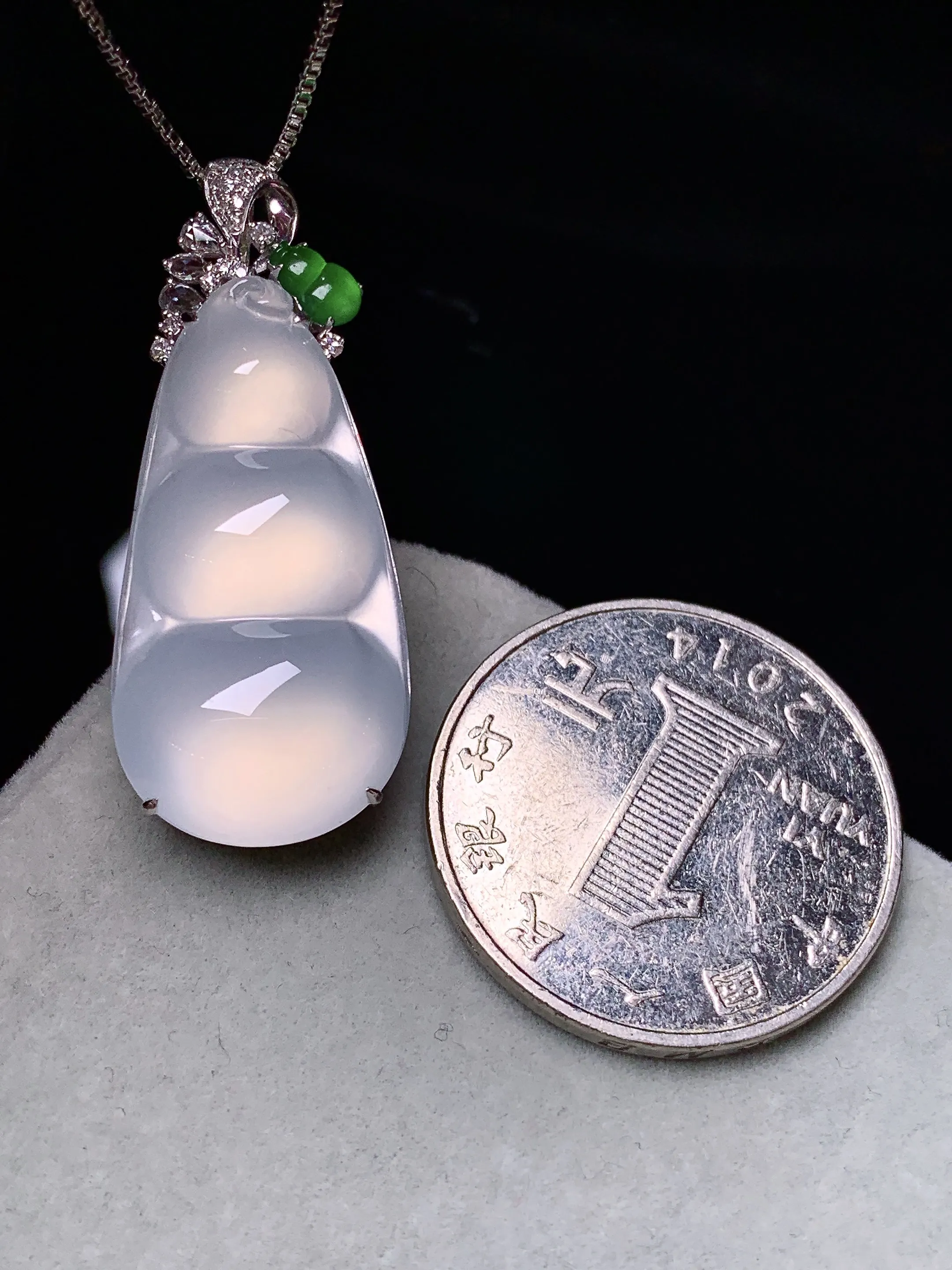 18k金钻镶嵌冰种四季豆吊坠 玉质细腻 色泽清新艳丽 整体尺寸34.6*14.3*9.7