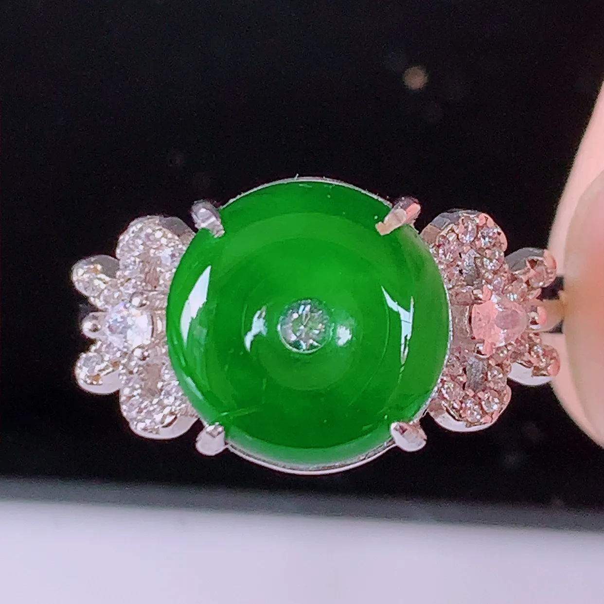 冰透满绿翡翠925银镶嵌平安扣戒指，自然光实拍，翠色灵动，颜色漂亮，种老水足，品相佳，佩戴佳品！#97.28（圈口可调大小）整体22.8*17.2*4.8裸石10.5-10.5