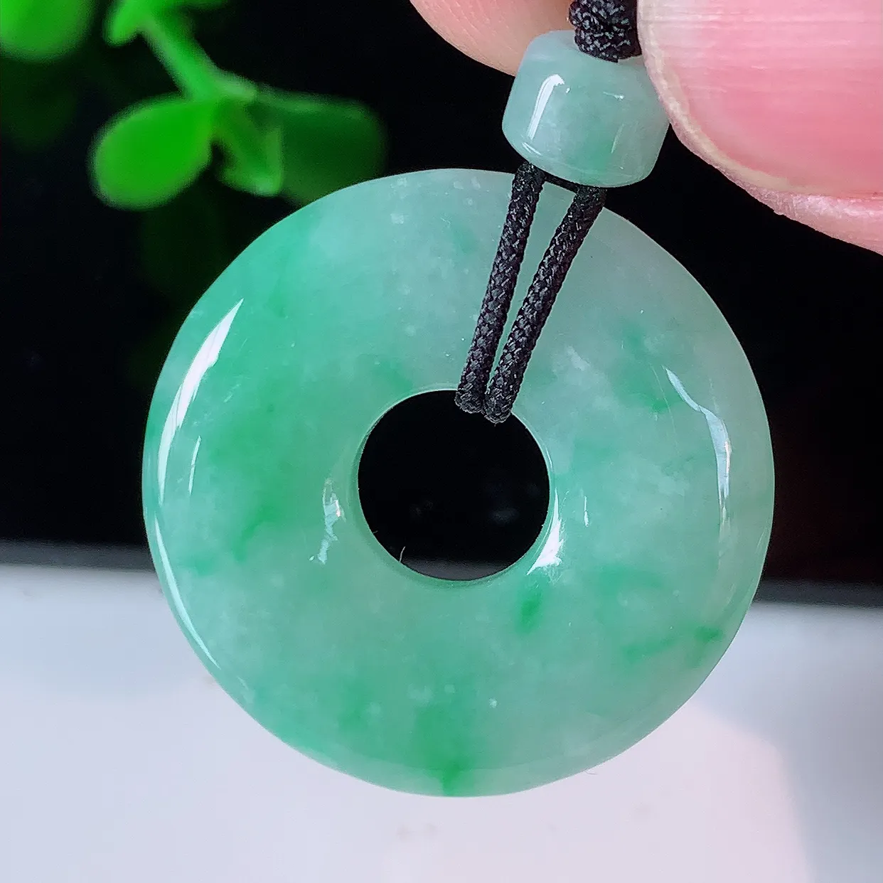 自然光实拍，冰润飘绿翡翠平安扣吊坠，平安是福；冰透，很美的料子，平安扣佩戴优雅迷人！#57.28