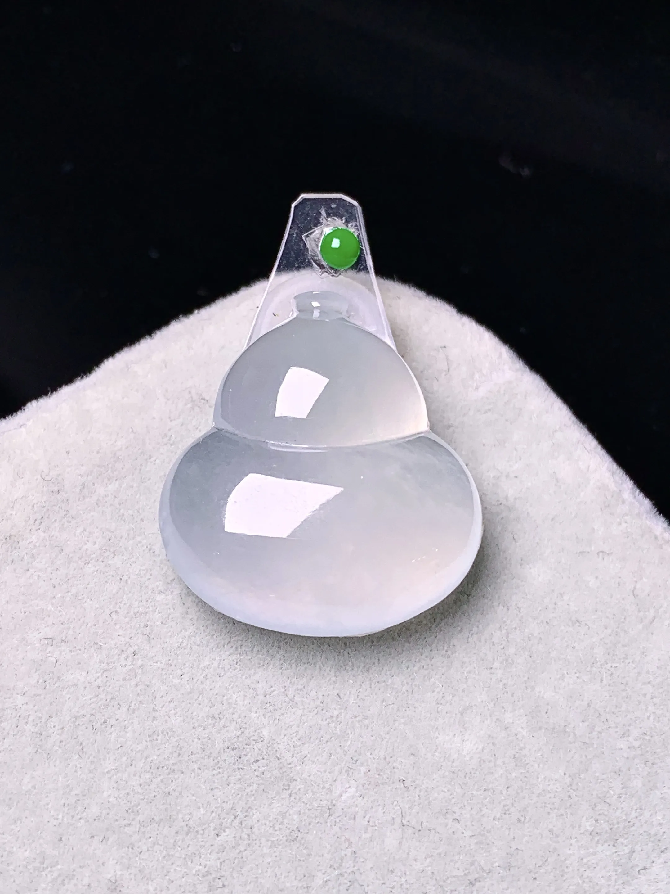 镶嵌款 冰种葫芦吊坠 玉质细腻 色泽清新艳丽 整体尺寸20.7*18.8*5.5