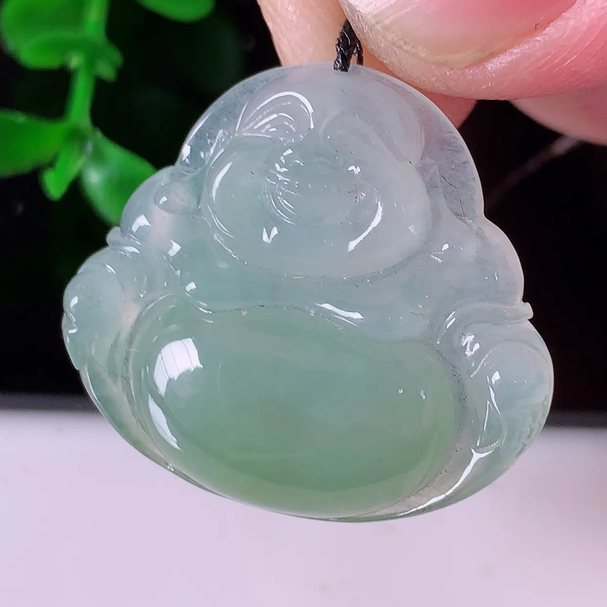 自然光实拍，冰种黄翡翡翠佛公吊坠，水灵起胶，翠色迷人，佛公在心中，一生平安，饱满圆润，开怀大笑佛公，配戴灵气十足！#46.28
