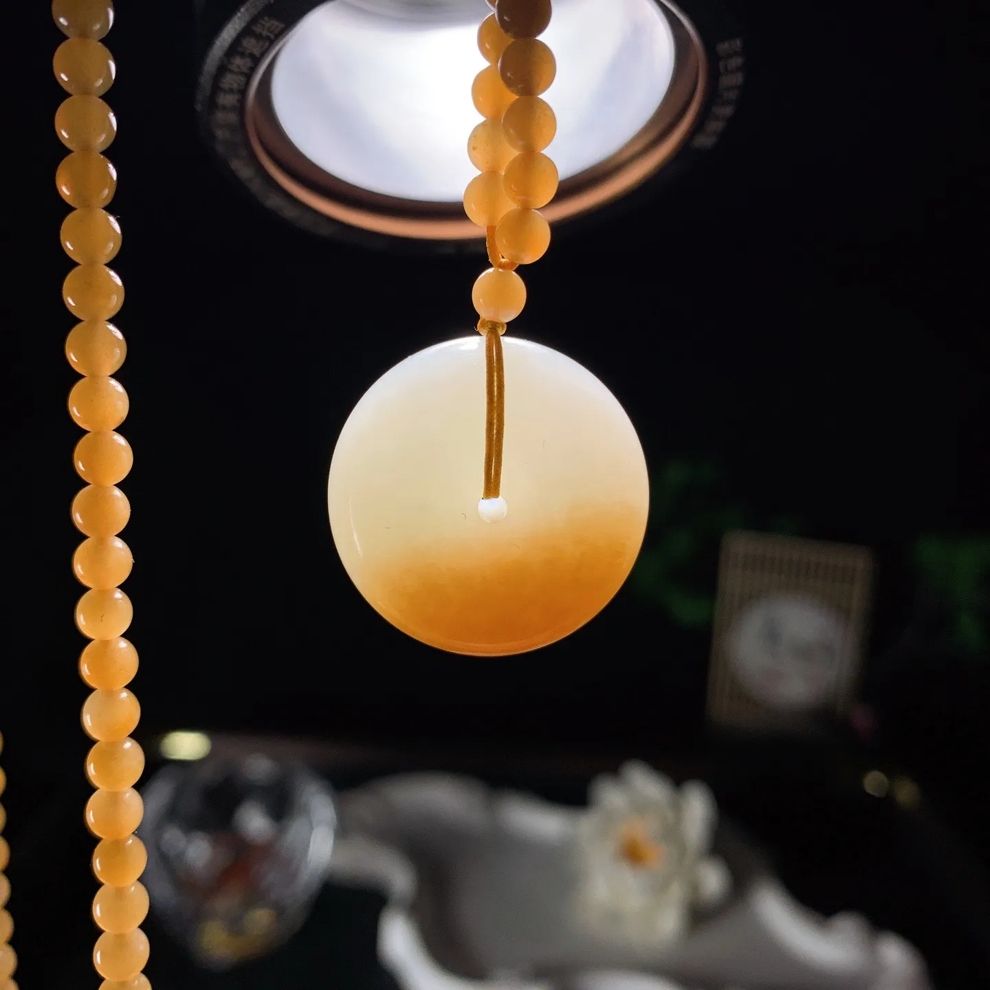 新疆和田玉且末糖平安扣挂件 且末糖半山半水平安扣挂件 尺寸25/13重31克。玉质细腻油润。手推出油。佩戴高端典雅。lt260130