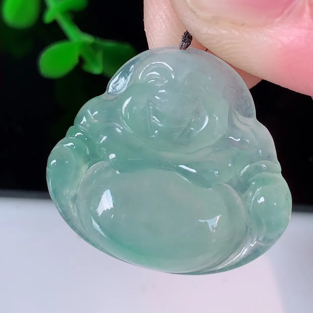 自然光实拍，冰种飘花翡翠佛公吊坠，饱满， 佛公亦保平安，寓意有福（佛公）相伴，配戴优雅迷人！#57.