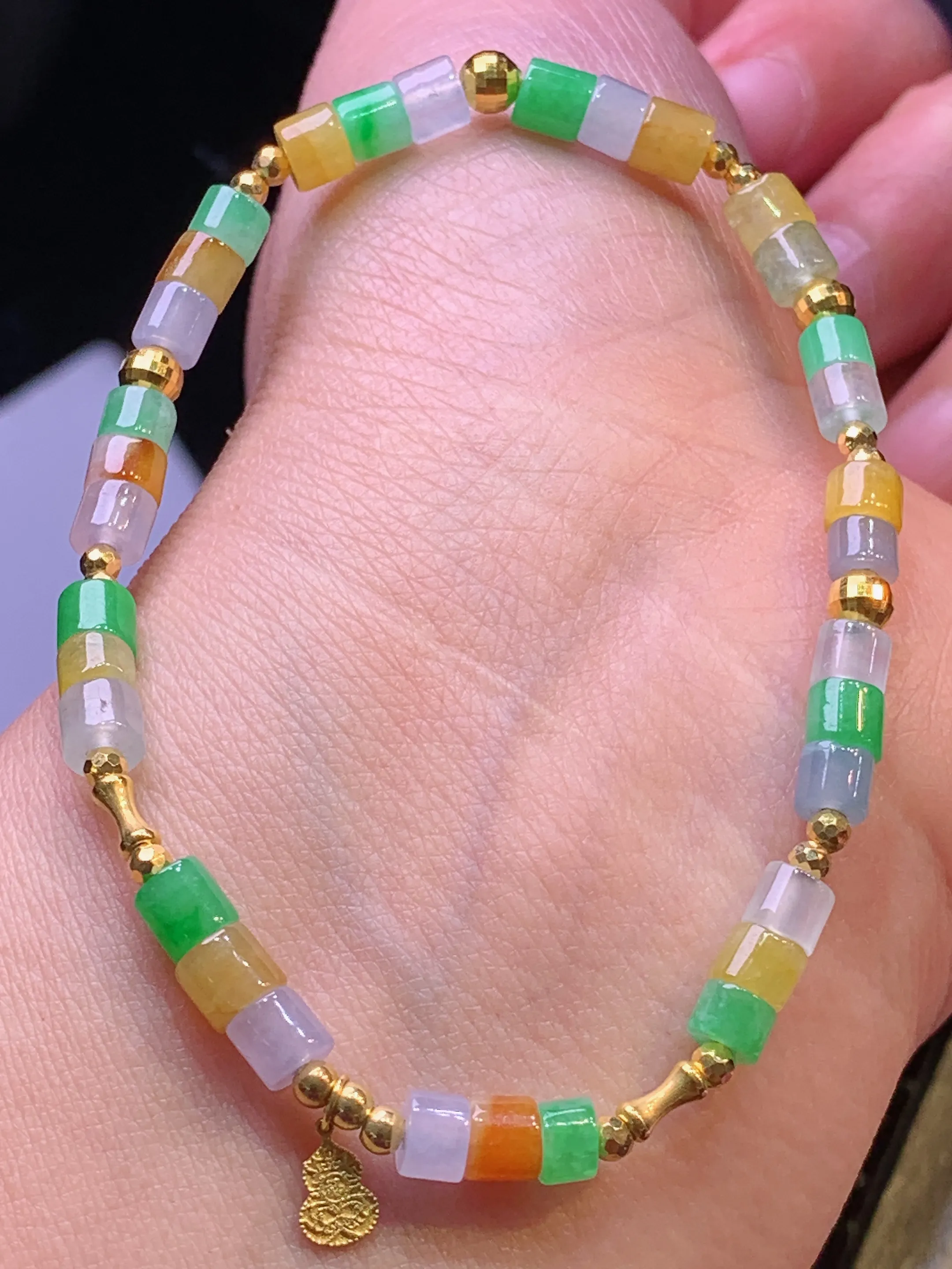18k金镶嵌多彩路路通手链 玉质细腻 色泽清新艳丽 整体尺寸4.3*3.6