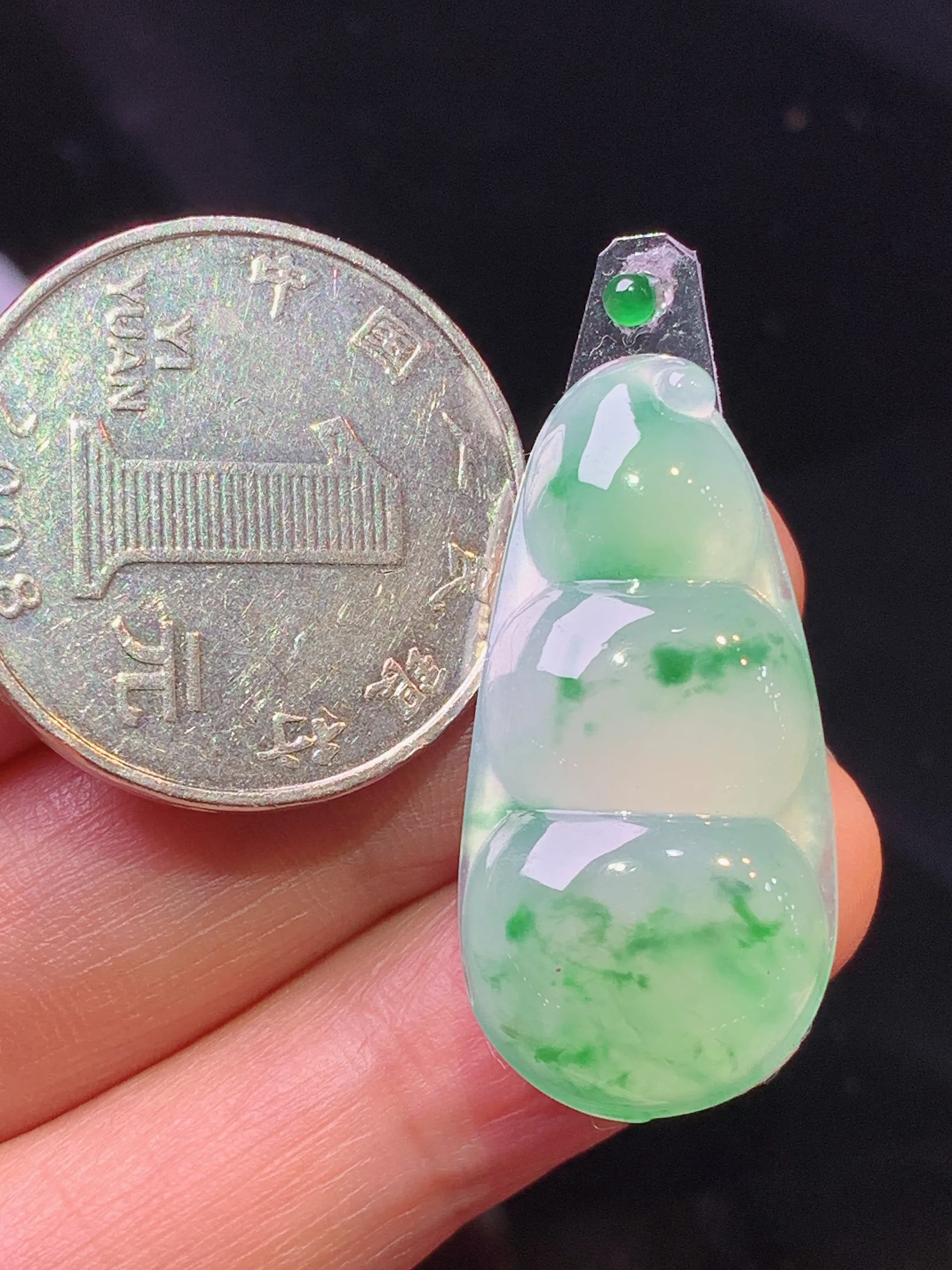 镶嵌款 飘绿四季豆吊坠 玉质细腻 色泽清新艳丽 整体尺寸31.6*15.3*4.6