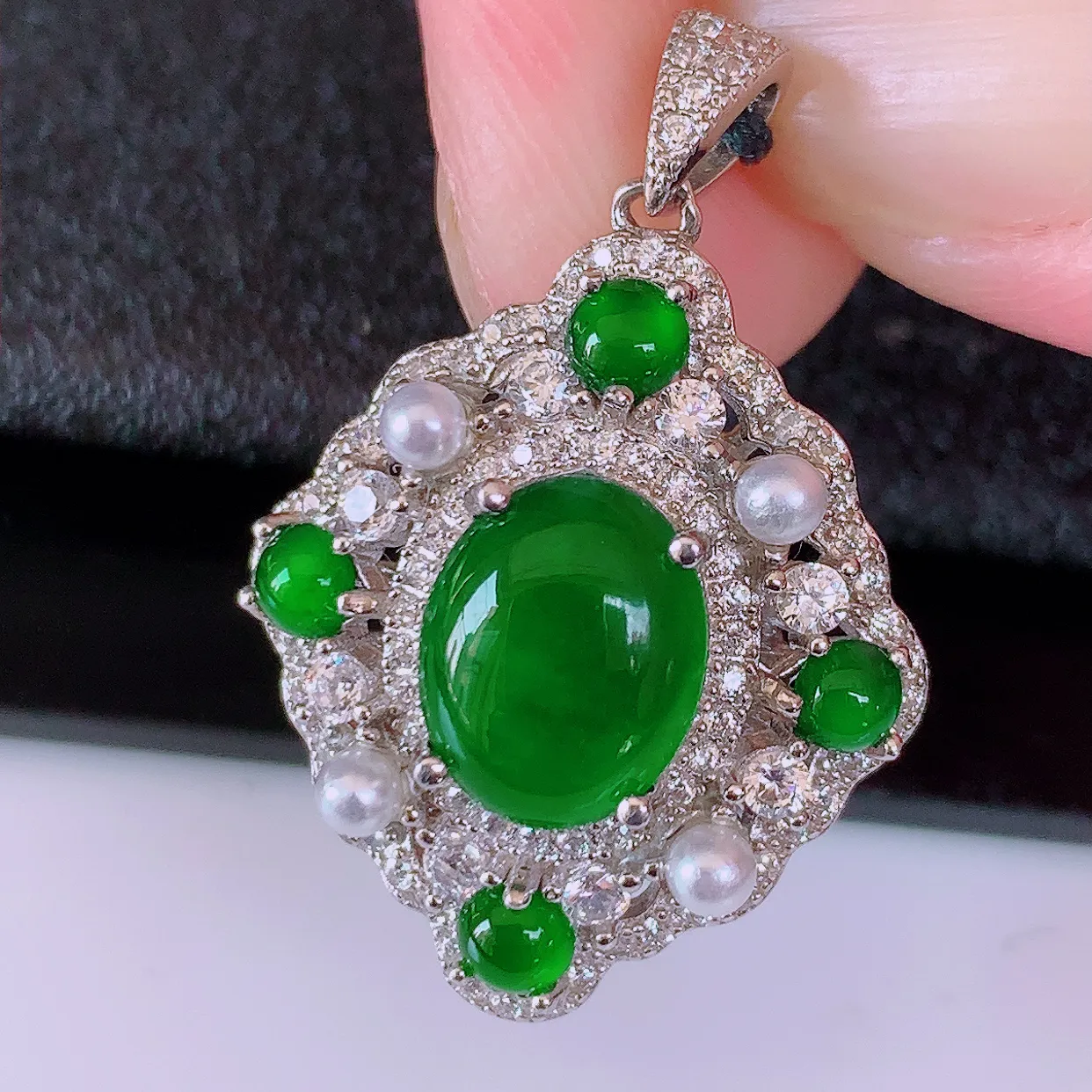 冰透满绿翡翠925银镶嵌吊坠，自然光实拍，翠色灵动，颜色漂亮，种老水足，品相佳，佩戴佳品！#97.25整体29.5*20*9裸石10*8