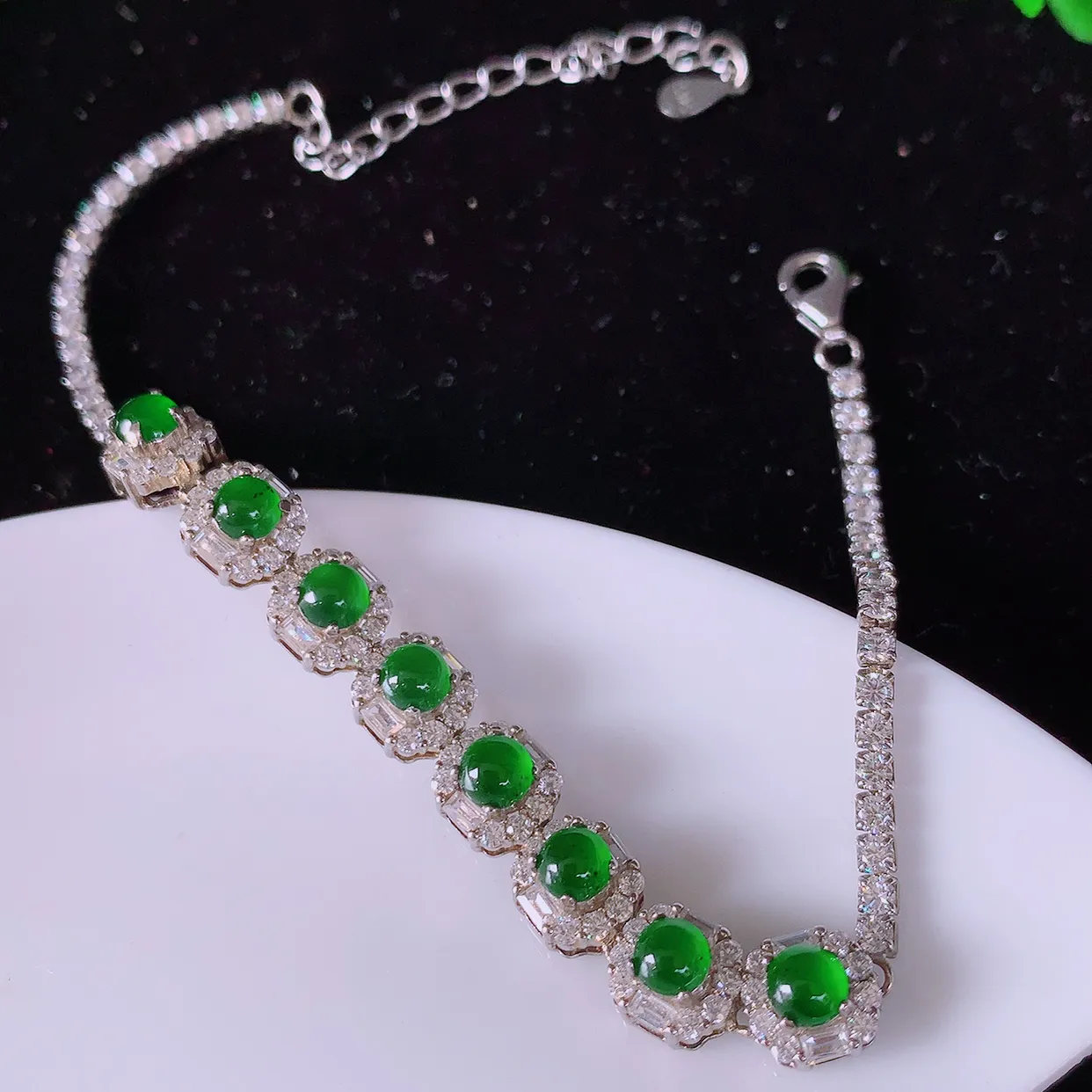 冰透满绿翡翠925银镶嵌手链，自然光实拍，翠色灵动，颜色漂亮，种老水足，品相佳，佩戴佳品！#97.28取一整体7.2*6.8*6.2裸石3.8*3.8