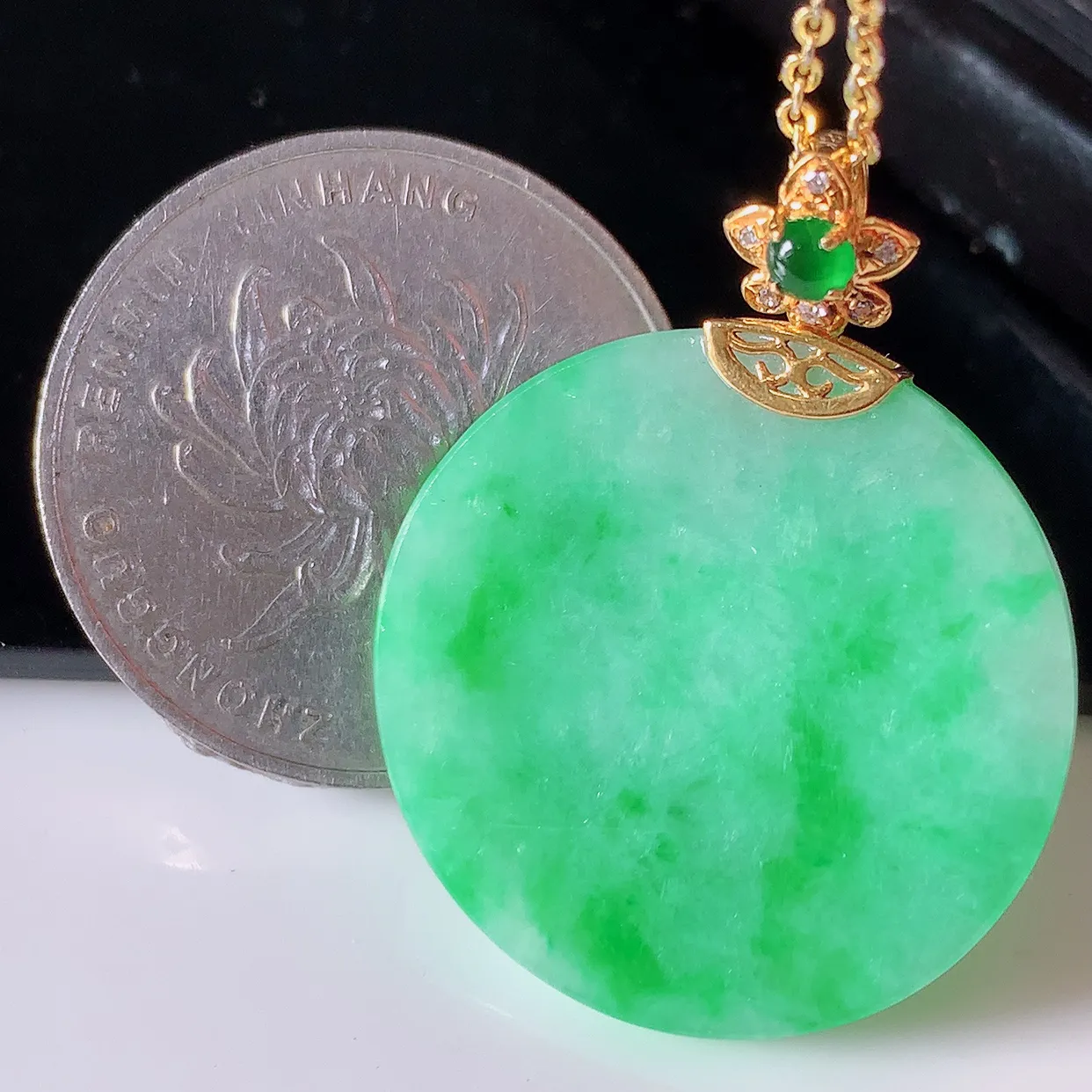 自然光实拍，18K金镶嵌水润飘绿翡翠平安无事牌吊坠，平平安安，无事牌翠色灵动，佩戴平安时尚！#00.28整体31.5-24.5-5.5裸石24.5-24.5