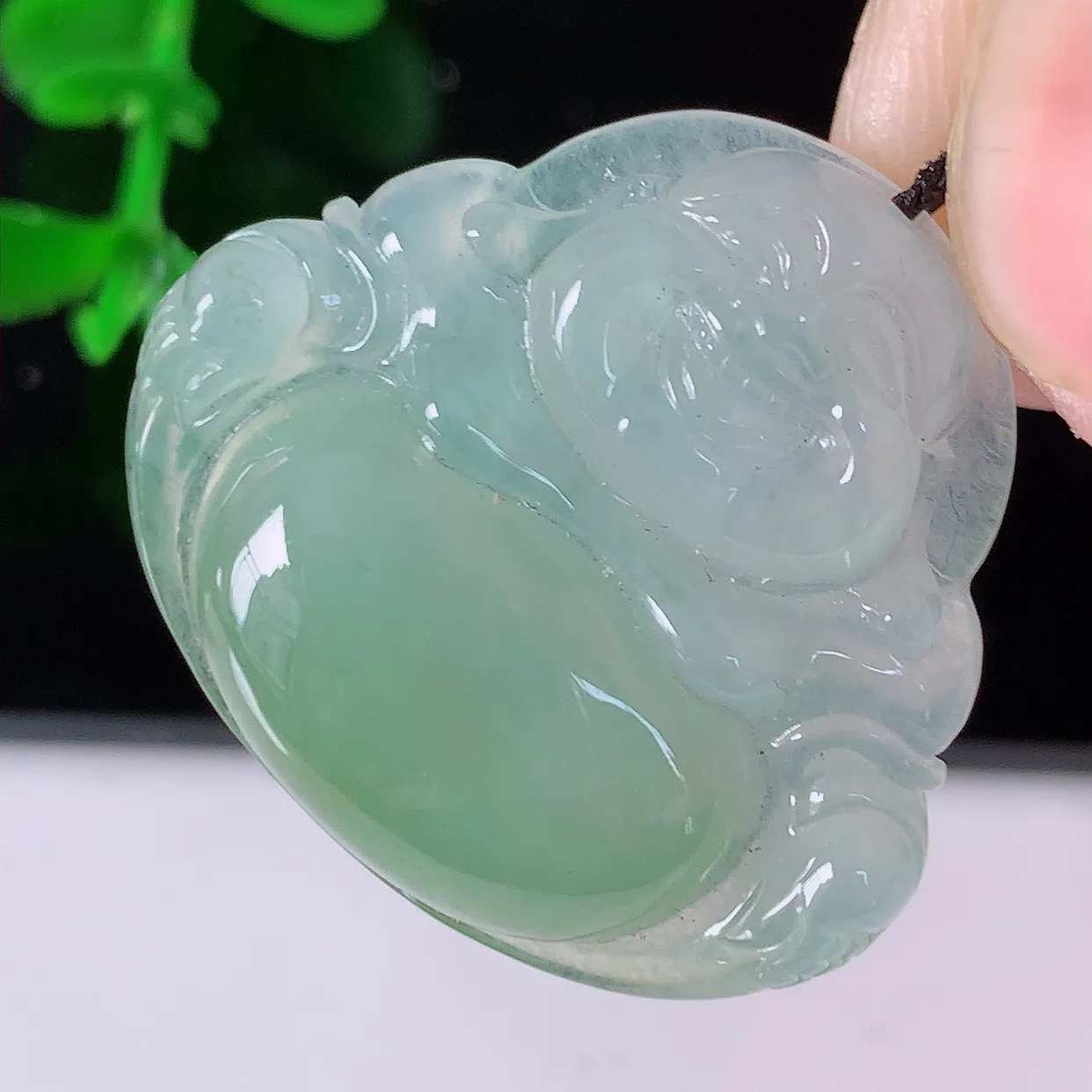 自然光实拍，冰种黄翡翡翠佛公吊坠，水灵起胶，翠色迷人，佛公在心中，一生平安，饱满圆润，开怀大笑佛公，配戴灵气十足！#46.28