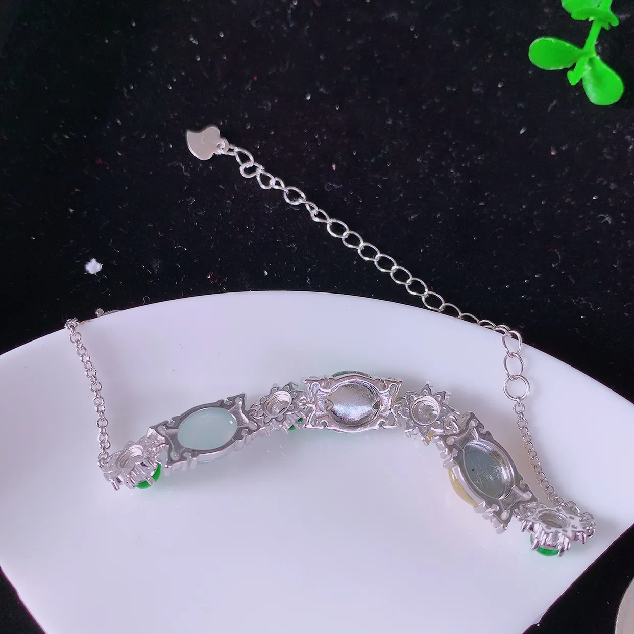 冰透三彩翡翠925银镶嵌手链，自然光实拍，翠色灵动，颜色漂亮，种老水足，品相佳，佩戴佳品！#97.28取一整体13.8-8-5.8裸石8.5*8