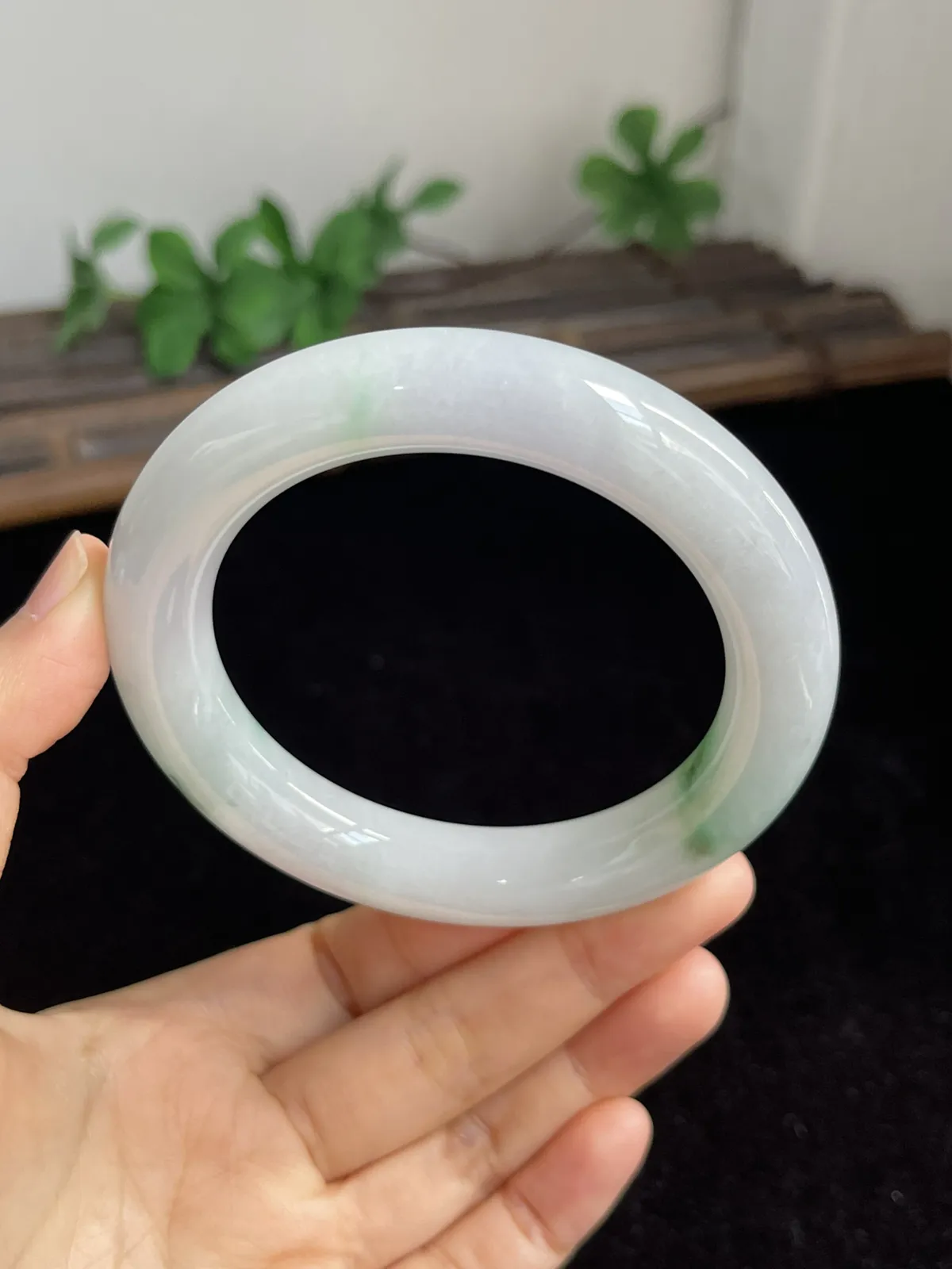 圆镯58圈口，翡翠飘绿手镯