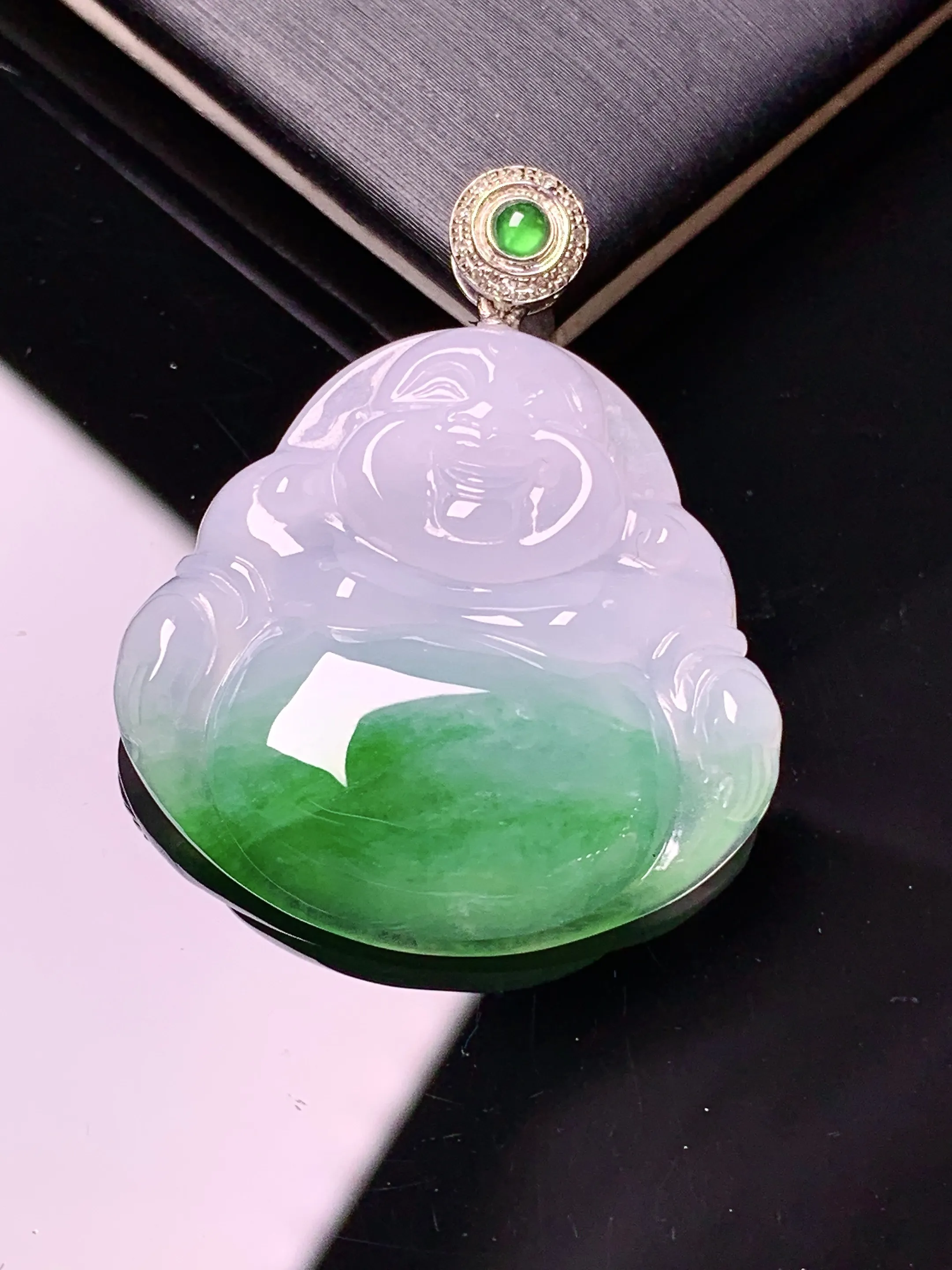 18k金镶嵌飘绿佛公吊坠 玉质细腻 色泽清新艳丽 整体尺寸34.8*28*6