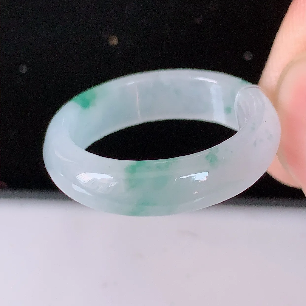 自然光实拍，18.2mm内径冰种飘花翡翠指环，玉戒指，玉质莹润，好精美好冰润的指环，17圈口，上手纤巧！#49.28尺寸18.2-5.2-3