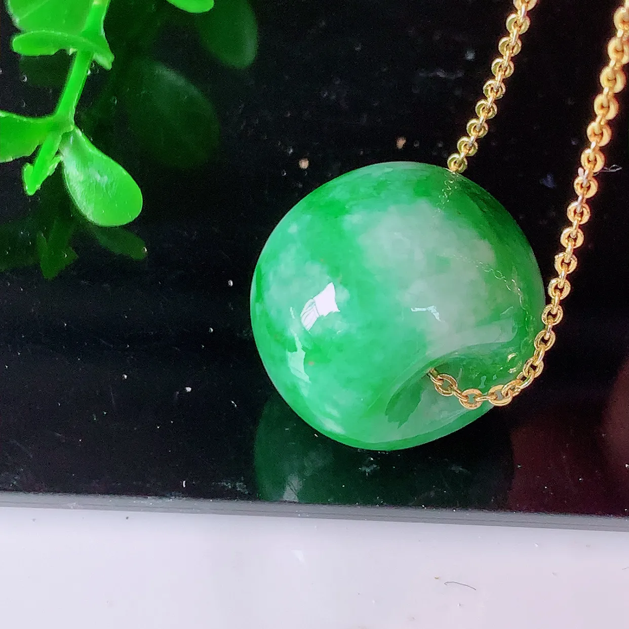 自然光实拍，冰润飘辣绿翡翠路路通吊坠，寓意时来运转、财源滚滚，款式新颖时尚，日常百搭的款！配图银链#